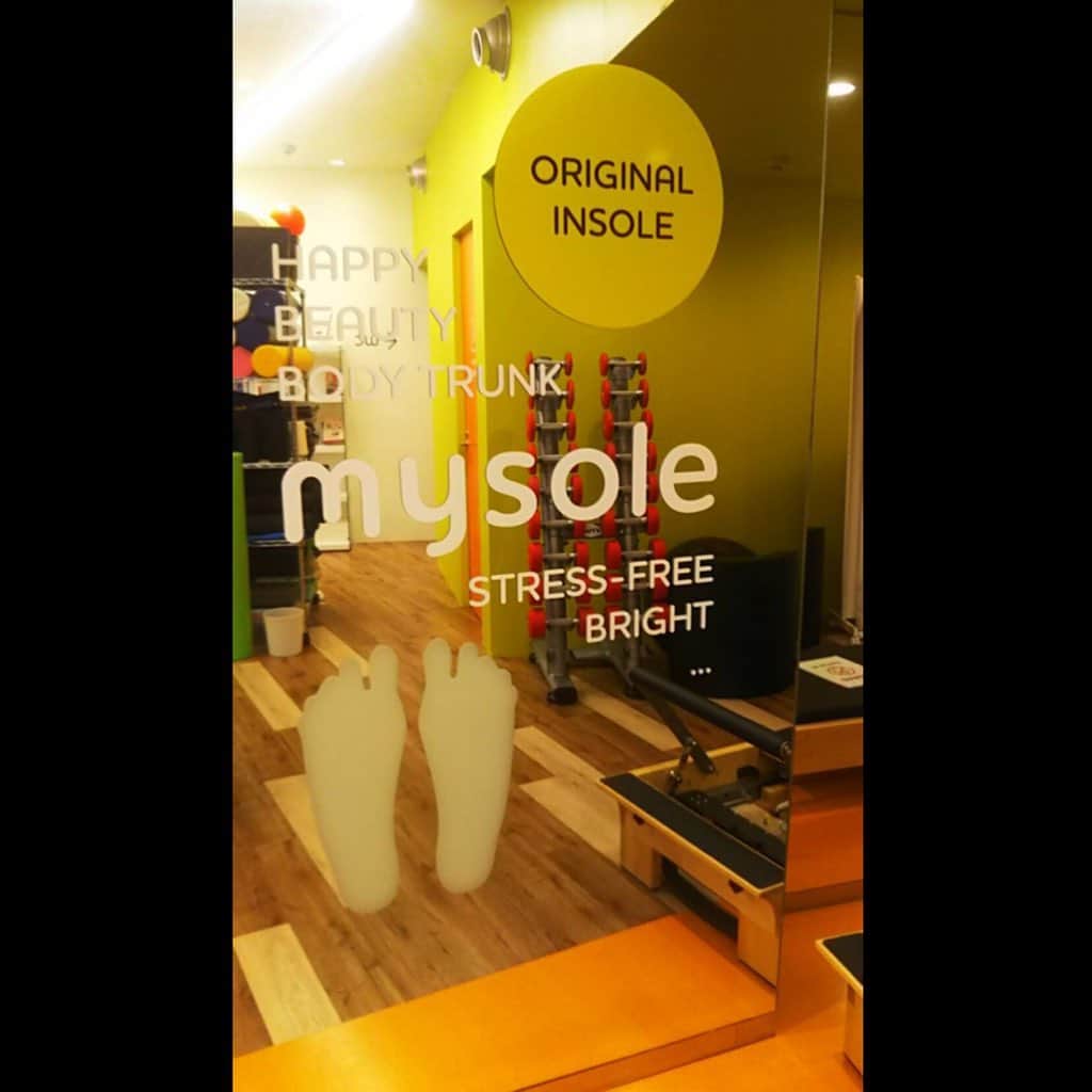 スタイヤーノ梨々菜さんのインスタグラム写真 - (スタイヤーノ梨々菜Instagram)「mysole様にインソールの提供をしていただくことになり、神戸市東灘区御影市場にあるマイソールスタジオ神戸に採型に伺いました！  最近、特にトレーニングで片足立ちをする時などに、踏ん張りがあまりうまくできなくて足に違和感があり、ゴルフに影響あったりするのかなと考えていたので、提供していただけることになってとても嬉しいです😊  弱点を克服してパフォーマンスをよくするのはもちろんですが、スポーツ選手に限らず、立って歩くなどをする動作はどなたにも大切で効果があると思います！ 理学療法士の先生が姿勢や動作をみて作成してくれます。 是非mysoleをお試しください😆👍 . 私はゴルフ用とトレーニング用を作りました！ できあがるのがとても楽しみです☺️ 色も好きな色を選べます✌️ . #mysole #オーダーメイドインソール #神戸装具製作所」8月7日 21時52分 - ririna9911