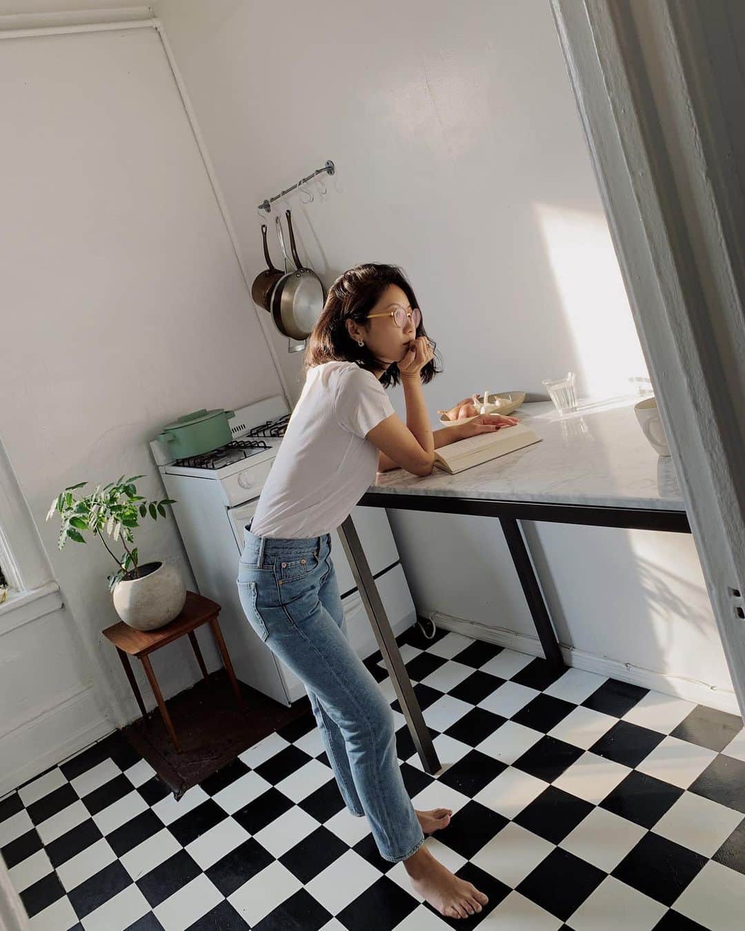 アリス・ガオさんのインスタグラム写真 - (アリス・ガオInstagram)「[ad] pare it back — new @clubmonaco denim making uniform dressing a breeze #CMDenim」8月7日 21時53分 - alice_gao