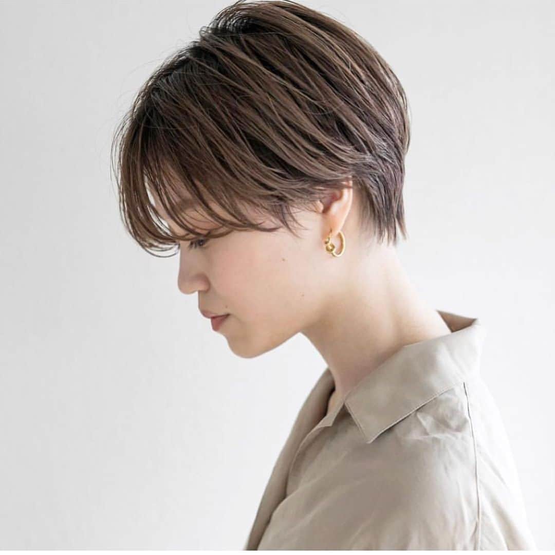 Yanagihara Hirokiさんのインスタグラム写真 - (Yanagihara HirokiInstagram)「コンパクトでミニマムなショートヘア 人気です。 ＊ 今のアフロートでのサロンワークは8月いっぱいになります。 9月は自分のお店 SOIE ソワのオープンに向けて頑張ります。 ・ 『スッキリしたハンサムショート』 ・ 表参道でショートカットにするなら是非《柳原》に頼ってきてください。 《ショートヘアでイメージチェンジしたい方も多くご来店していただいています》 ＊＊＊＊＊＊＊＊＊＊＊＊＊＊＊＊＊＊＊＊＊＊＊＊＊＊＊＊ ※スタイリングが簡単に出来ておしゃれ可愛く収まりもいい、乾かしただけでいい感じ♪ 束感も簡単に出せるヘアスタイル。 ＊一人一人に似合うヘアスタイルはもちろんまた来たいと思っていただけるようなご提案、カウンセリングも丁寧に分かりやすくさせていただきます。 ＊ 今までより素敵で似合うヘアスタイルにさせていただきます。 ＊毛量が多くてうまく出来ない ＊癖があってスタイリングが決まらない ＊おしゃれで可愛いヘアスタイルにしたい ＊スタイリングが苦手 《インスタグラムをフォローしてなりたいイメージをご提示していただくとカウンセリングもスムーズです》 ＊カットのこだわり・・髪が傷まないハサミを使っています。 ・ 髪質に合わせた切り方も変えています。 ・ ＊ヘアカラーのこだわり・・１５年の経験をいかしてオリジナルミックスで僕にしか出せない色はもちろん低ダメージを実現 ・・ご予約方法・・ DM から直接は２４時間確認出来ますのでお気軽に♪ ＊＊＊＊＊＊＊＊＊＊＊＊＊＊＊＊＊＊＊＊＊＊＊＊ #ヘアカット#小顔カット#ショートヘア#ヘアカラー#表参道美容室#グレージュ#ブルージュ#ハイライト#シアーライト#チャイティーカラー#オーラリー#コンバース#セルヴォーク #lala__hair」8月7日 22時02分 - yanagihara_hiroki