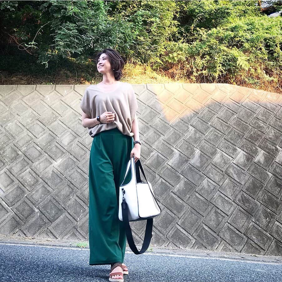 ryo0809appleさんのインスタグラム写真 - (ryo0809appleInstagram)「#coordinate ・ ・ ・ モスグリーンが主役の #先日のコーデ ・ ・ ・ 今日から怒涛の4日間がスタート。 初日から渋滞に巻き込まれ授業開始時間に到着するという失敗ぶり🤦🏻‍♀️ 本当ごめん、息子よ。 明日は今日より30分早く出発しなきゃ🤔 と思ってたら… まさかのインフルAに罹患😱😱😱 咳が結構出るから耳鼻科に連れて行き、念のためと検査したら陽性…って、どんだけ時季外れー‼️😭😭😭 色んな意味で泣けてきます…。 ・ ・ ・ #服記録 #いつコ  #いつかのコーデ #カラーパンツコーデ #reedit #reedit_ootd #リエディ #hayni #ヘイニ #プチプラコーデ  #プチプラファッション  #ママコーデ  #outfit #ootd  #kaumo_fashion  #locari  #ponte_fashion  #mamagirl  #mineby3mootd  #ママスタ夏コーデ  #アラフォーママ  #アラフォーコーデ」8月7日 22時03分 - ryo0809apple