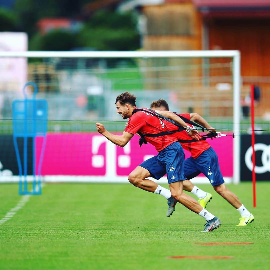 レオン・ゴレツカさんのインスタグラム写真 - (レオン・ゴレツカInstagram)「🏁🏃🏻‍♂️🏃🏽‍♂️📸 #schwingdiehufemeinkleiner @fcbayern」8月7日 22時03分 - leon_goretzka