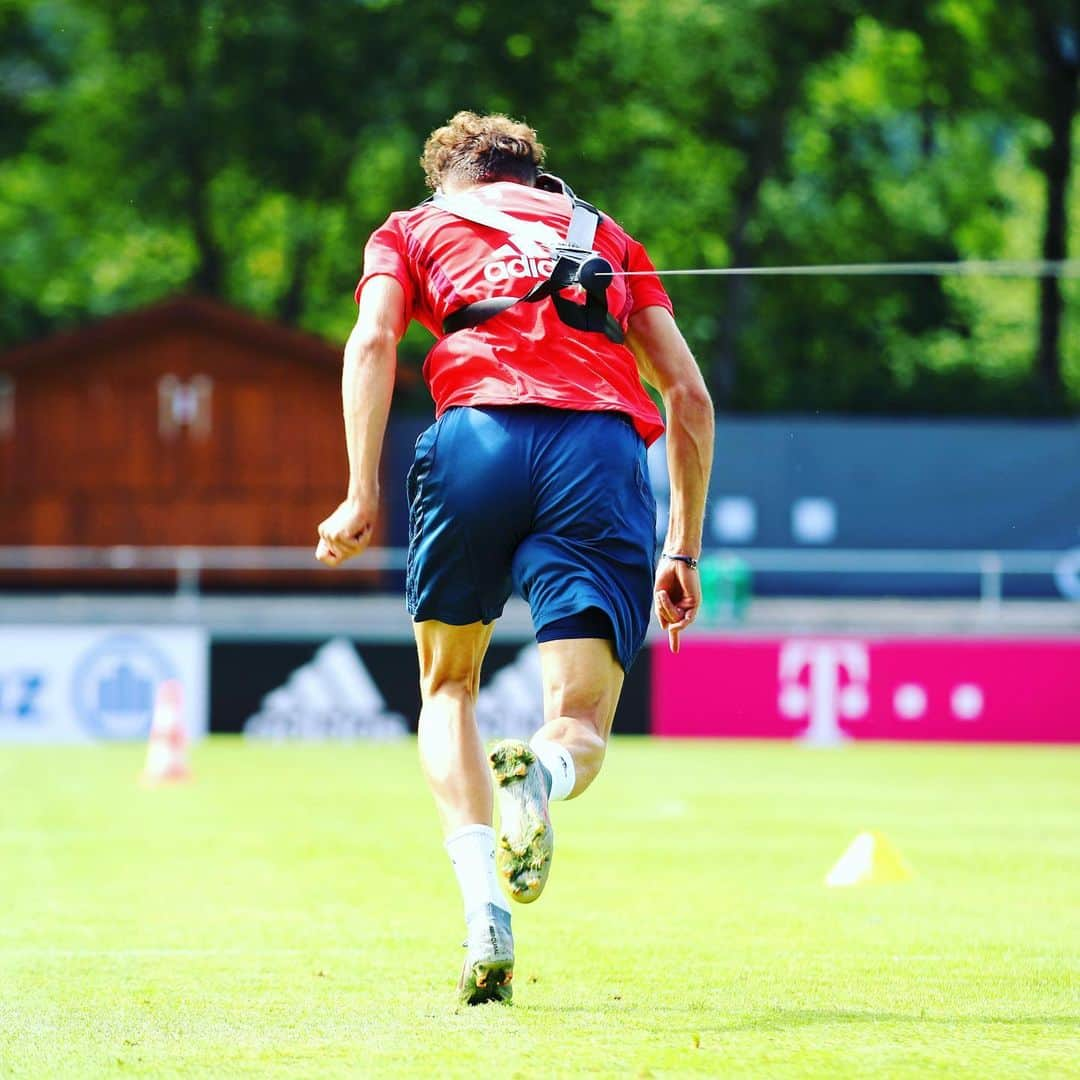 レオン・ゴレツカさんのインスタグラム写真 - (レオン・ゴレツカInstagram)「🏁🏃🏻‍♂️🏃🏽‍♂️📸 #schwingdiehufemeinkleiner @fcbayern」8月7日 22時03分 - leon_goretzka