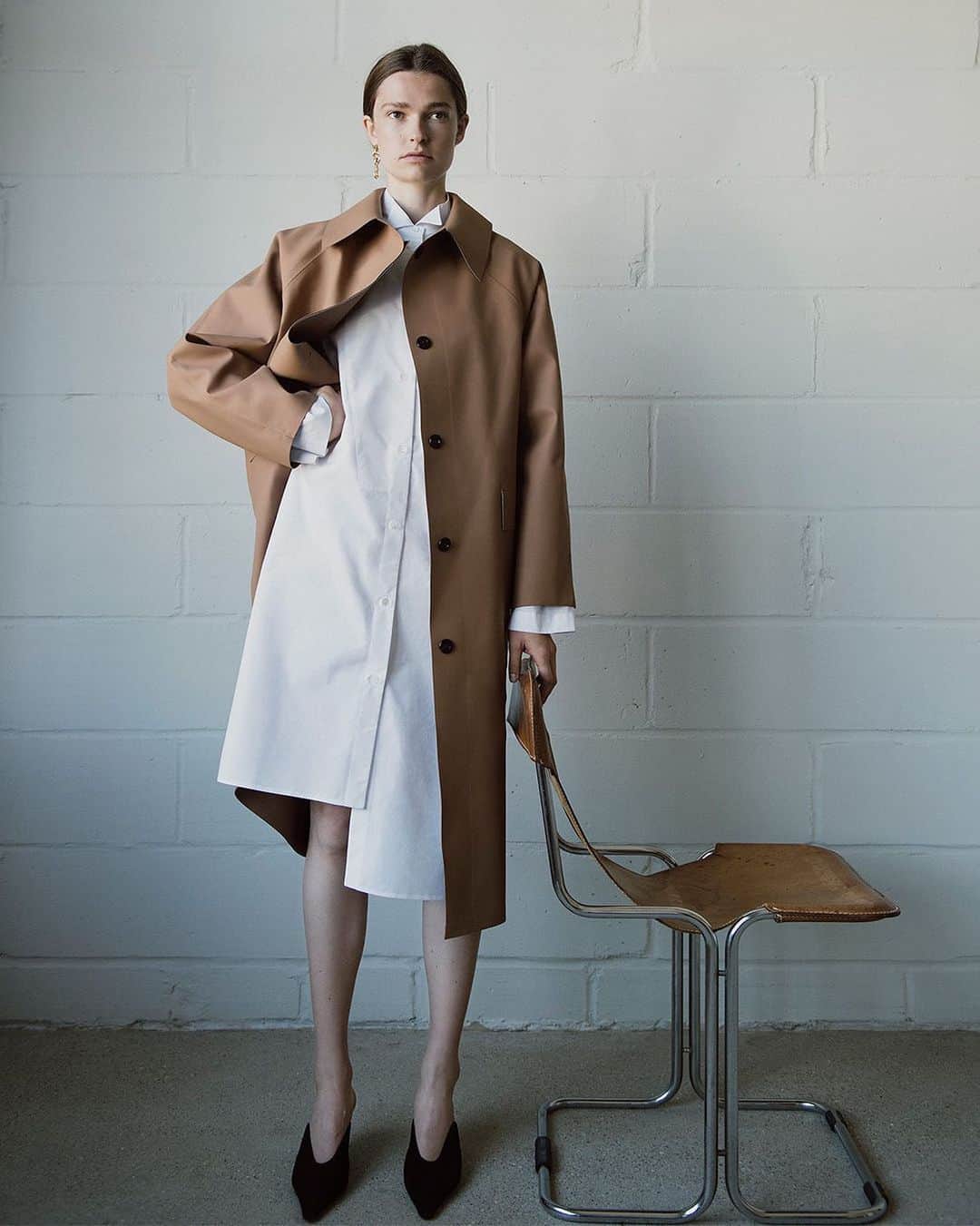 MATCHESFASHION.COMさんのインスタグラム写真 - (MATCHESFASHION.COMInstagram)「Clean-lined tailoring, sophisticated trench coats, fluid silk dresses and tonal layers: all power to the new minimalism. Hit the link in bio to shop the shoot. 📸 @claudia_knoepfel」8月7日 21時56分 - matches