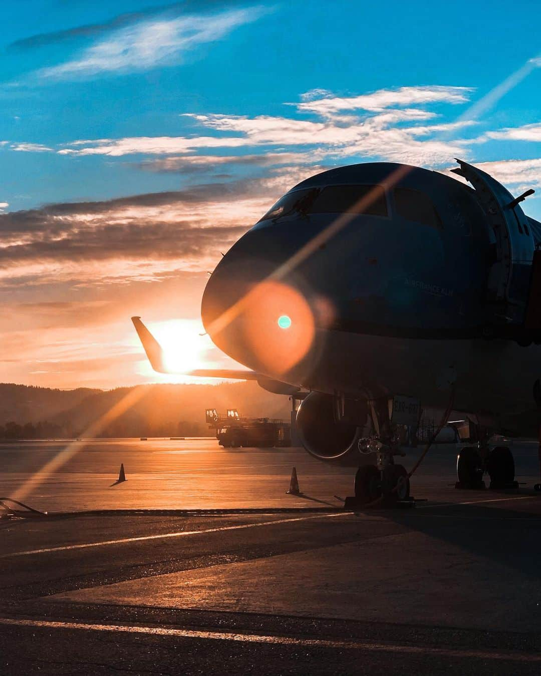 KLMオランダ航空さんのインスタグラム写真 - (KLMオランダ航空Instagram)「What better way to start the day than a beautiful sunrise? #KLM #RoyalDutchAirlines #flyKLM 📸 by: @maudybrt」8月7日 21時57分 - klm