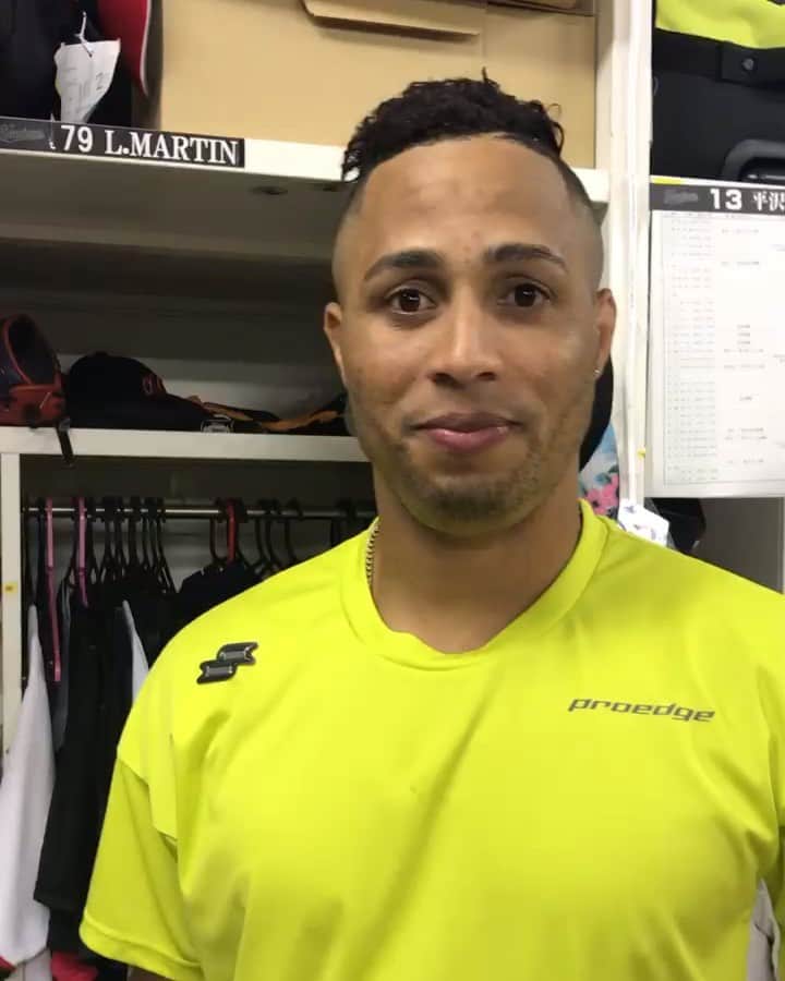 のインスタグラム：「YES マーティン‼️試合前にマーティンさんと「ホームランを打ったらカメラの前でYES マーティン!をする」と約束した#マーティン 選手！さすがです。詳しくは明日の日本テレビ#ZIP!をご覧ください #千葉ロッテマリーンズ #chibalotte #ZOZOマリンスタジアム #💪 #ZIP朝ごはん」