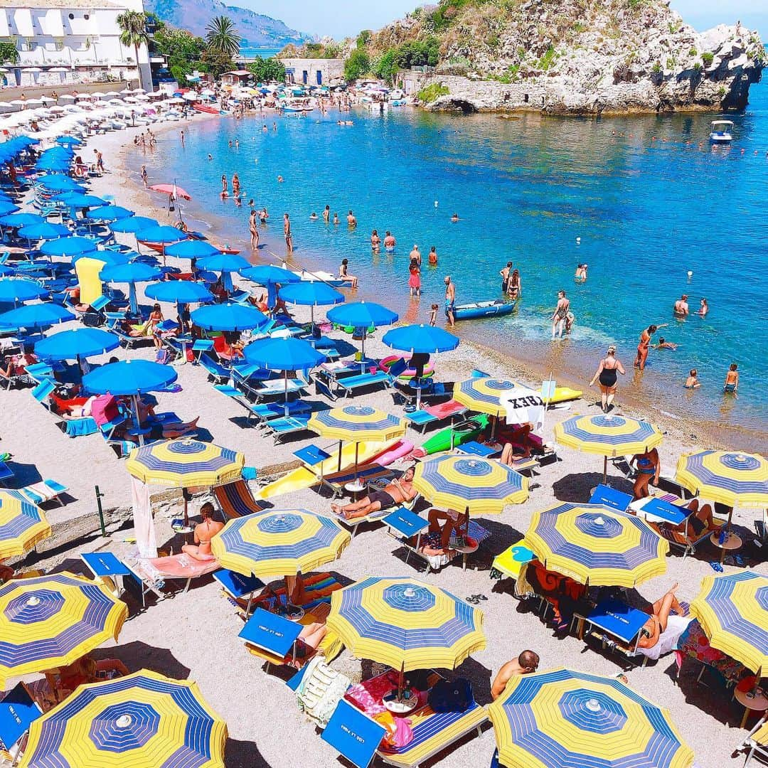 梅谷安里さんのインスタグラム写真 - (梅谷安里Instagram)「⛱⛱⛱ #sicily#taormina#beach #Italy#🇮🇹#vacation#あん旅」8月7日 22時01分 - anriworld