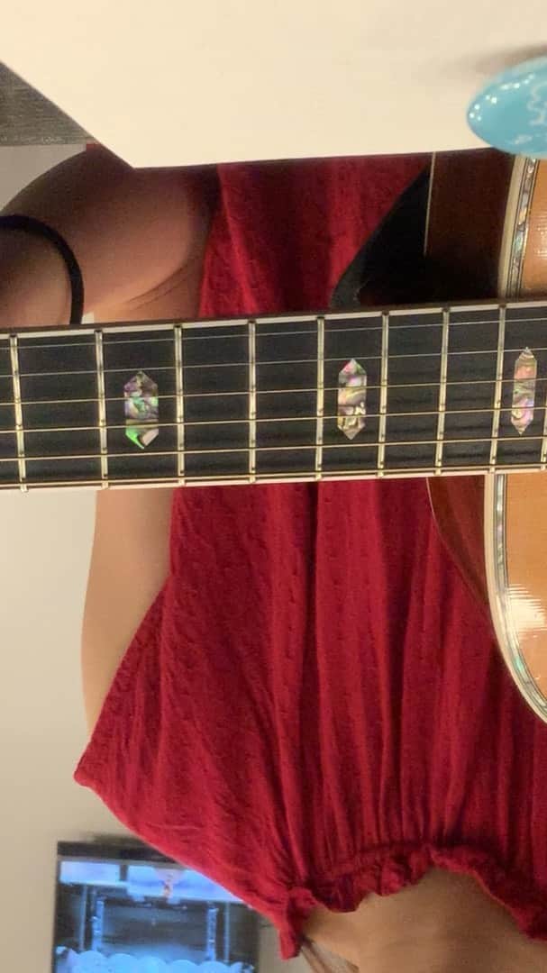 のインスタグラム：「久しぶりに弾き語りでやったダイニング 真冬のイメージの曲だけれど特に冬の描写は歌詞に入っていない。 ちなみにこの曲と、夢のパレードと、彼に守って〜も、半音下げチューニングなので、基本的に私のギターは半音下げチューニングになっています。他の動画も参考にされる場合はカポ位置にご注意を。 Dのコードにベースだけ親指でF#とかGとかいったりきたりすることが私の曲には多いです。勿忘にくちづけとか、悪い夢、distractedとかもそうだな。このコード進行どうしても増えてしまうやつ。」