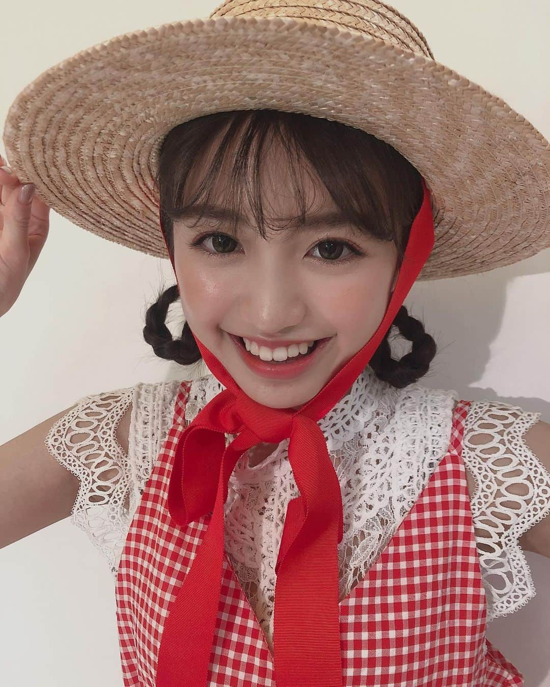 香音さんのインスタグラム写真 - (香音Instagram)「みんな〜〜今月号のアンケートもありがとうです🤤🍒 アンケートの書き方をストーリーのハイライトにしているので書き方が分からないなあという方は是非こちらを見てお時間ある時に書いてくださると嬉しいです🤤💗 . . 14日必着なので11日くらいまでに出してくださると安心だなあ〜〜と。 のんのんがーるずぼーいずのみんなと頑張りたいなあ。🍒🍼 ということでオフショット〜☺︎ . . . 麦わらちゃん。👒 . . あ、！みんなに予告したい事があったの！！ 明日、8月8日夜19時にTikTokのアプリを入れてインスタに集合しーてね🤫💗 #🍒🍼#のんのんのんアンケート調査」8月7日 22時12分 - kanon420_official