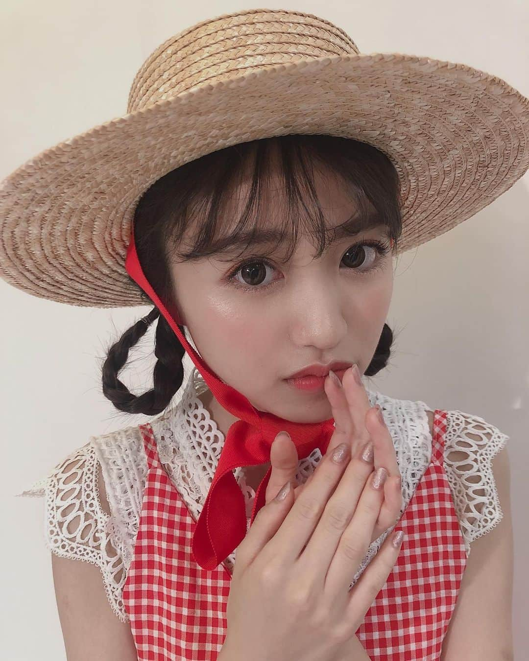 香音さんのインスタグラム写真 - (香音Instagram)「みんな〜〜今月号のアンケートもありがとうです🤤🍒 アンケートの書き方をストーリーのハイライトにしているので書き方が分からないなあという方は是非こちらを見てお時間ある時に書いてくださると嬉しいです🤤💗 . . 14日必着なので11日くらいまでに出してくださると安心だなあ〜〜と。 のんのんがーるずぼーいずのみんなと頑張りたいなあ。🍒🍼 ということでオフショット〜☺︎ . . . 麦わらちゃん。👒 . . あ、！みんなに予告したい事があったの！！ 明日、8月8日夜19時にTikTokのアプリを入れてインスタに集合しーてね🤫💗 #🍒🍼#のんのんのんアンケート調査」8月7日 22時12分 - kanon420_official