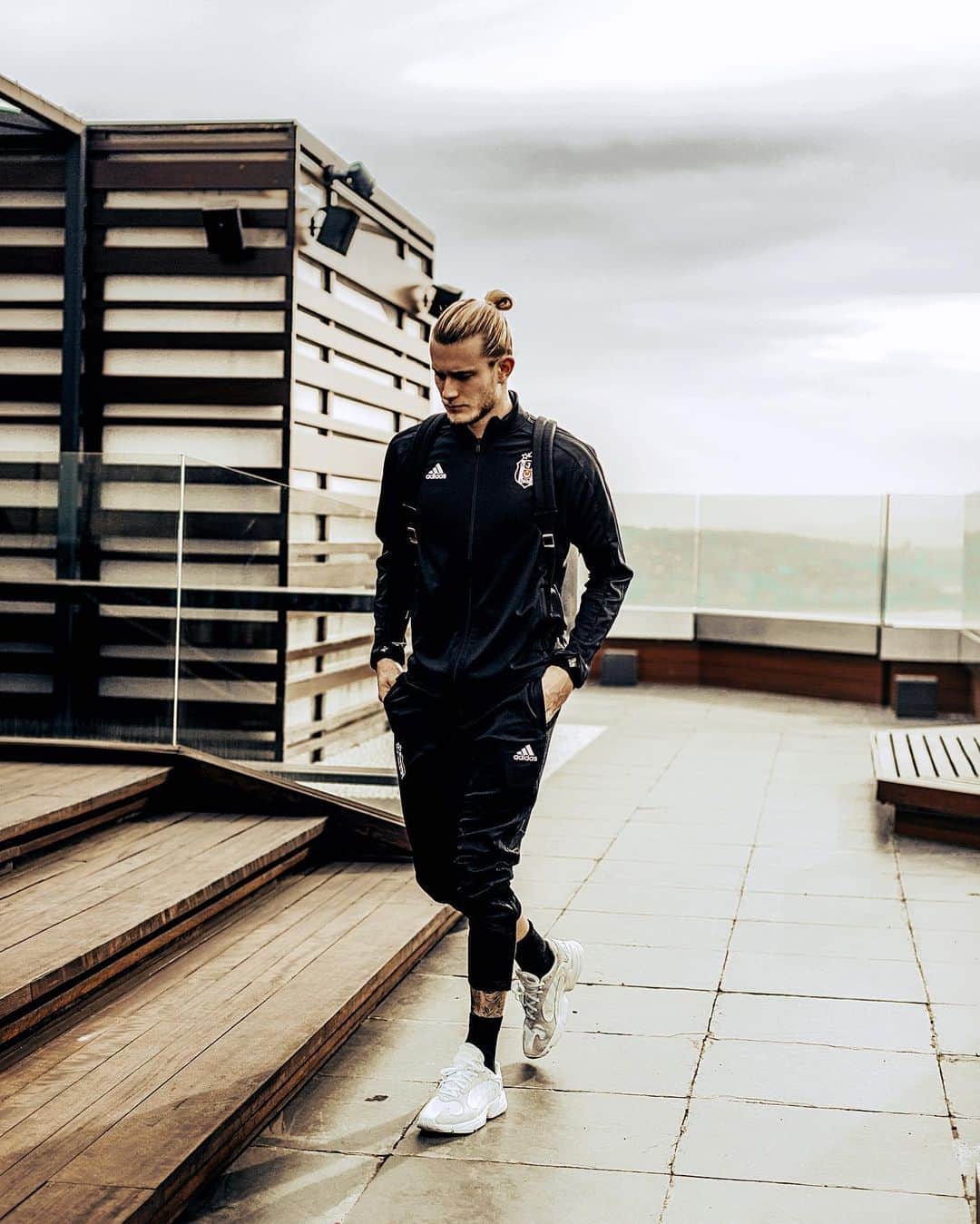 のインスタグラム：「I’ll be working hard to be back playing soon 🙌🏻 #LK1」