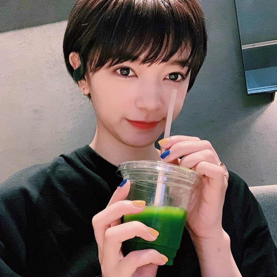 のインスタグラム：「. . 野菜の栄養が素早く取れるっていう コールドプレスジュースにはまってるんだけど . 実際のところ、いつもこんな顔しながら飲んでる(2枚目参照) . . #苦いのダメ系女子#すんごい顔してる#何なら二重アゴになってる#コールドプレスジュース#まみどりやん#全然関係ない話#ネイル#可愛いでしょ」