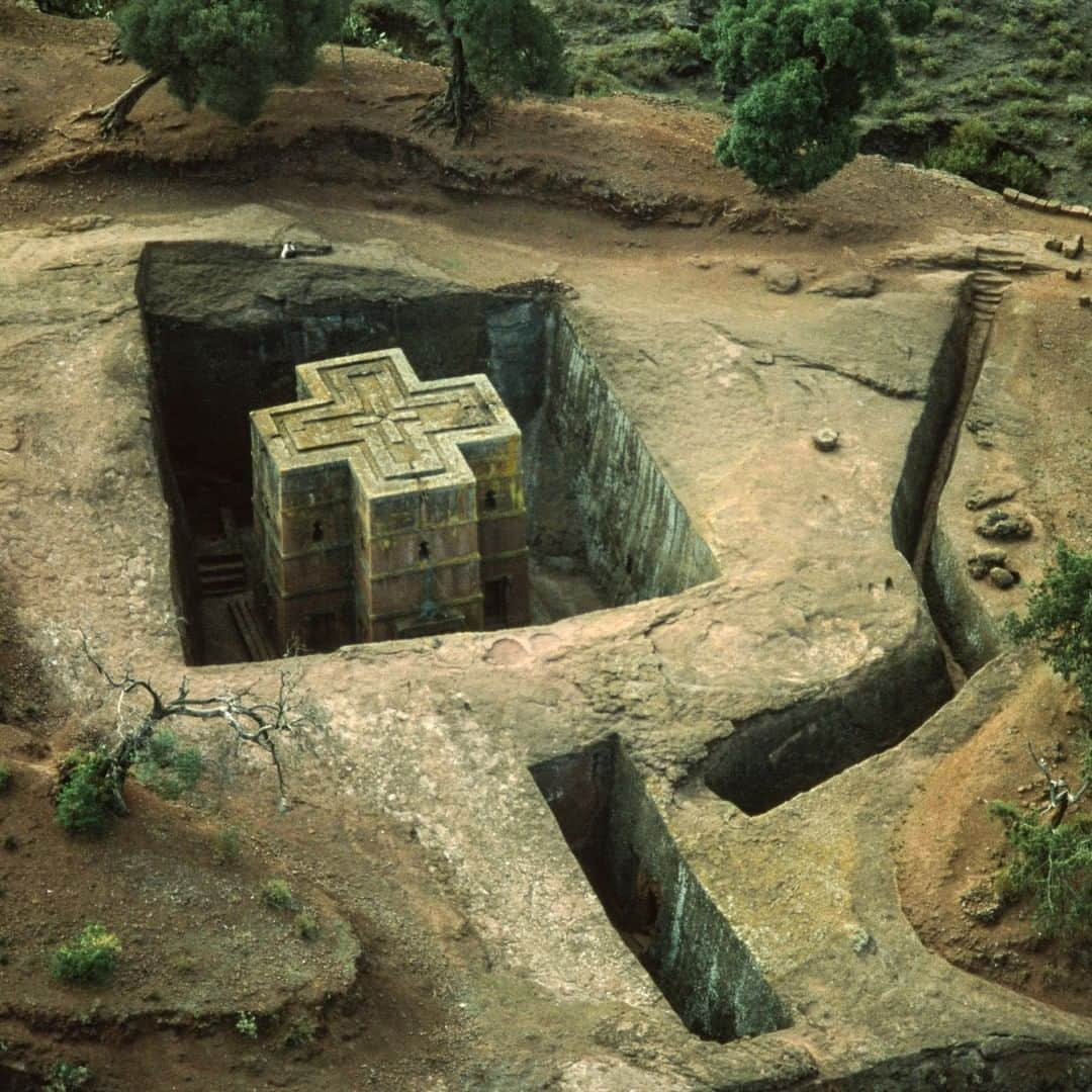 National Geographic Travelさんのインスタグラム写真 - (National Geographic TravelInstagram)「Photo by George Steinmetz @geosteinmetz | Bet Giyorgis church, Lalibela, Ethiopia. Some eight hundred years ago the Ethiopian King Lalibela had a divine vision to carve a new Jerusalem from volcanic stone underneath his place of birth. He hired workmen to chisel this church out of solid stone, starting with the surface of the roof at ground level, then carving down the outside of the walls, then tunneling in to make the windows. Once inside they carved up to the roof, down to the floor, and then out through the ground level doors. The church is now accessed through the stone stairway at right. To explore more of our world from above, follow @geosteinmetz #Christianity #EthiopianOrthodox #BetGiyorgis」8月7日 22時10分 - natgeotravel