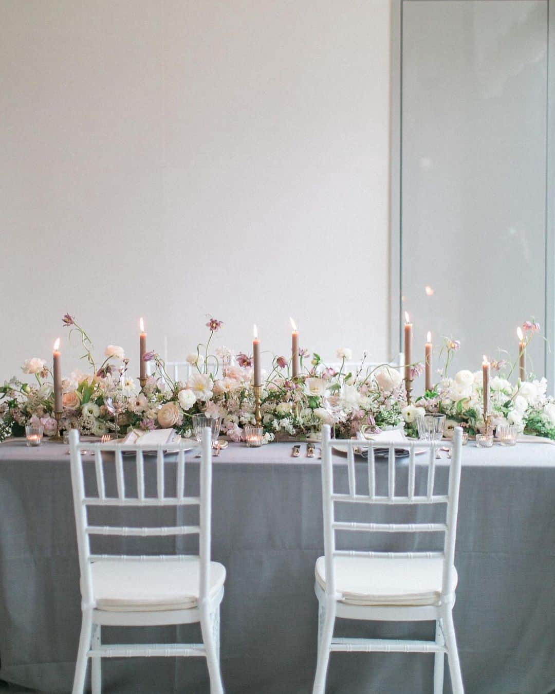 Veronica Halimさんのインスタグラム写真 - (Veronica HalimInstagram)「Beautiful set up during @jadapoonphotography workshop with the talented @terrainfloral — #truffypi #weddingstationery #masterclass #hongkongphotography #weddingdecor #weddingflowers #tablesetting」8月7日 22時21分 - truffypi