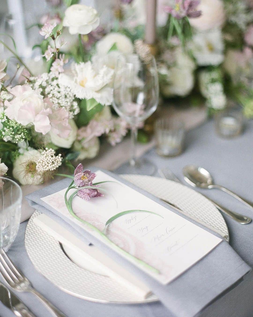 Veronica Halimさんのインスタグラム写真 - (Veronica HalimInstagram)「Beautiful set up during @jadapoonphotography workshop with the talented @terrainfloral — #truffypi #weddingstationery #masterclass #hongkongphotography #weddingdecor #weddingflowers #tablesetting」8月7日 22時21分 - truffypi