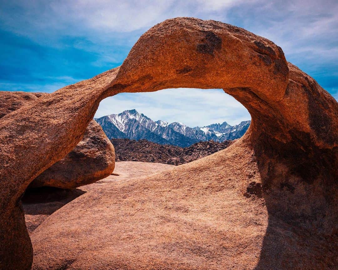 CANON USAさんのインスタグラム写真 - (CANON USAInstagram)「"Mobius Arch and the Sierras. A band of rocks I'll never get tired of appreciating." #MyCanonStory  Photo Credit: @the_erk Camera: #Canon EOS 5D Mark IV Lens: EF 24-70mm f/2.8L II USM Aperture: f/6.7 ISO: 100 Shutter Speed: 1/350 sec Focal Length: 24mm」8月7日 22時17分 - canonusa