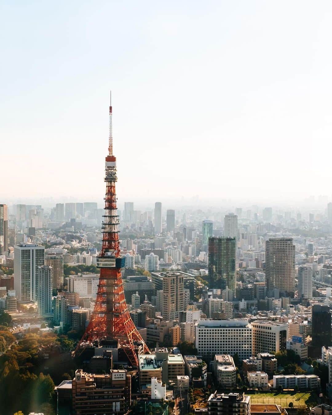 Andaz Tokyo アンダーズ 東京さんのインスタグラム写真 - (Andaz Tokyo アンダーズ 東京Instagram)「On hot summer days like these ☀️ we prefer to stay in and enjoy the view🗼 📸 by @kanaifilm」8月7日 22時19分 - andaztokyo