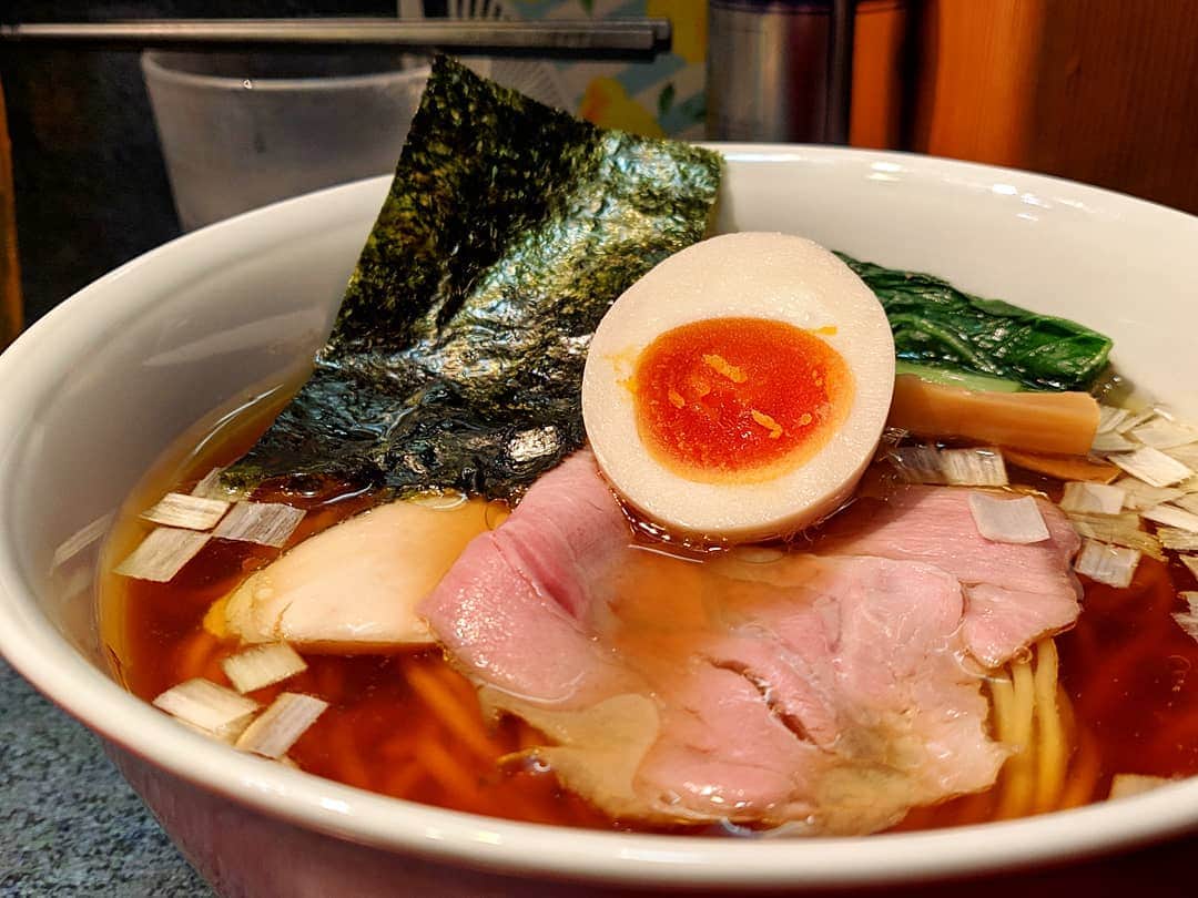 のインスタグラム：「＿＿＿＿＿＿＿＿＿＿＿＿＿＿＿＿＿ 🍜：醤油らーめん 🏠：とものもと(東中山) ￣￣￣￣￣￣￣￣￣￣￣￣￣￣￣￣￣ 【うるわしき醤油らーめん】 今日は早くあがれたので西船へ。次は醤油って決めてたんで… . ちゃっくどぉ〜ん！！ . あちあちなスープは厚めに鶏油が表層を覆う。うん、やっぱうまいね。強めの鶏油と醤油の香り、出汁のうまさがいい。麺は、こんなに力強かったっけ、と思うくらいにしっかりとしてた。トッピングを含めた仕上がりでおいしかった。」