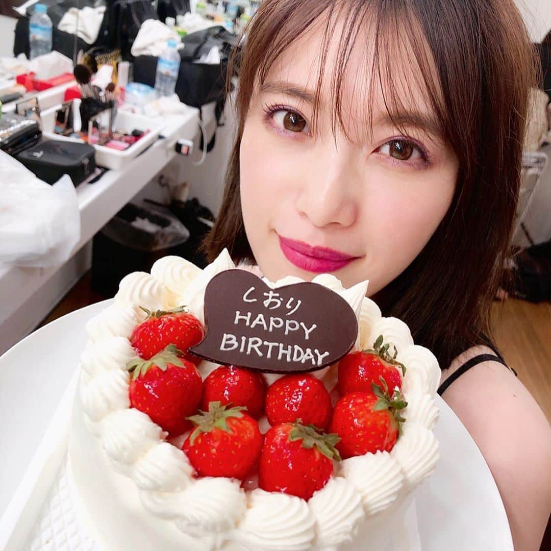 佐藤栞里さんのインスタグラム写真 - (佐藤栞里Instagram)「. ありがとうインスタ。 今年、一番最初にお祝いしてくれたmini☺️🍉 屋形船での撮影が終わって(発売中のminiを見てね) 気持ちいい風に当たっていたら、、 なんとも夏らしい、フルーツたっぷりのケーキが😳 しかも先月号の表紙の写真✨ いつも本当にありがとう☘️ arの撮影ではハートのケーキを🥰 みんなが準備してくれている間、 私の目と耳を塞いでくれていたさとちゃん。 すぐにぴん！ときてしまったけど とっても嬉しかったよ☺️笑 大好きだよありがとう☘️ #友人にもお祝いしてもらいました！ #焼肉でありがとう #手巻き寿司でありがとう」8月7日 22時23分 - satoshiori727