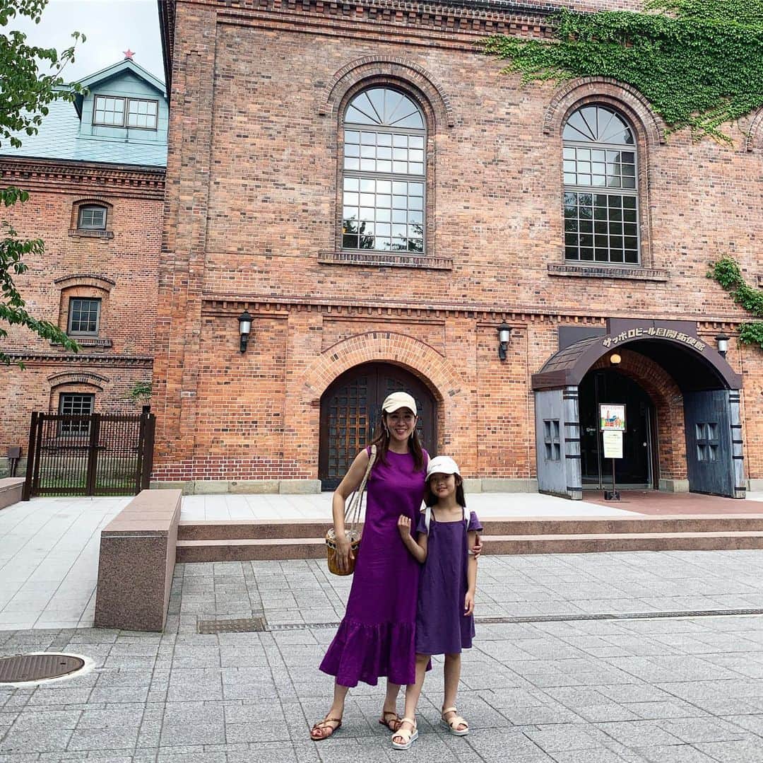 福吉 彩子さんのインスタグラム写真 - (福吉 彩子Instagram)「働くかあさんの旅するコーデ 夏の北海道旅、まずは #サッポロビール園 から！赤レンガのステキな建物に、美味しいビールとジンギスカンで楽しい旅の始まりです 詳しくはブログに書きました〜  私の @birthdaybashshop パープルのワンピースに合わせて、娘のワンピースを新調！ @gu_global の新作、肩と丈が大人っぽくてお気に入りのようです😚  onepiece #birthdaybashshop  #ワーママ #ワーママコーデ #働くかあさん  #Domani #ドマーニ #雑誌ドマーニ #Domanist #domanimagazine #hokkaido #hokkaidotrip」8月7日 22時23分 - fuku44aya