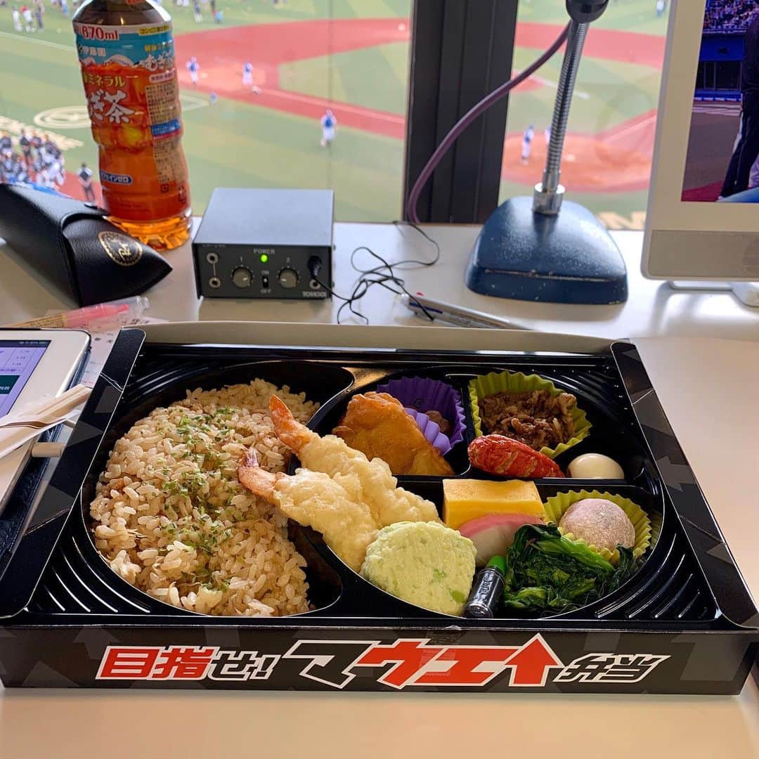 のインスタグラム：「#⚾️ #NPB #パリーグ 今日2試合目の解説は #zozoマリンスタジアム から #RKBラジオ #福岡ソフトバンクホークス × #千葉ロッテマリーンズ の17回戦をお伝え致しました🎙 ・ 試合前の食事は #マウエ弁当 を頂きました。 ・ たくさんの食材が詰まっていて食べ応えがあり美味しかったです😋 ・ 明日はホークスに勝利を❗️ ・ #頑張れホークス #👊🏻」