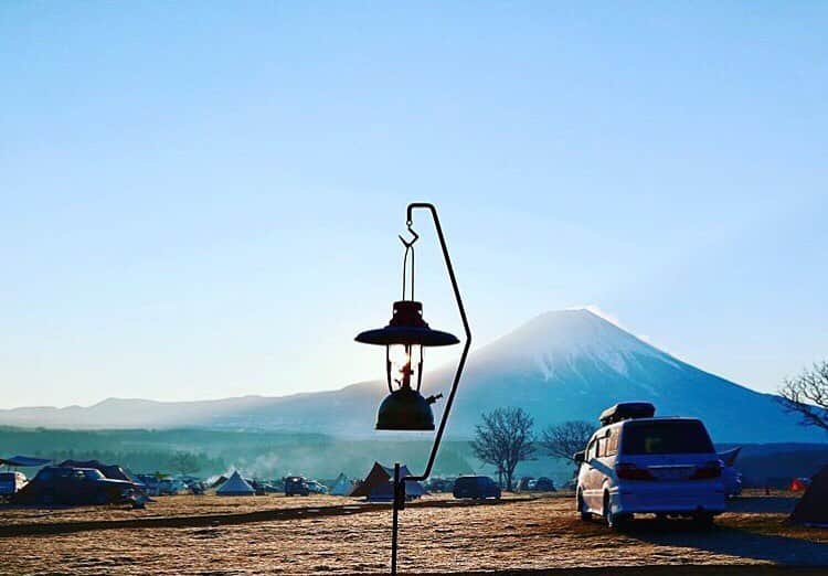 hinata_outdoorさんのインスタグラム写真 - (hinata_outdoorInstagram)「@frede.camp365さんのpic✨⠀⠀ ⠀⠀ 富士山🗻をバックに堂々🕺🏻と⠀ 佇むヴィンテージランタン💡✨✨⠀ シルエットを見てるだけでお酒が飲めそう🍺⠀ ⠀⠀ ～ヴィンテージランタン🕯のある生活〜⠀⠀ 優しく灯るヴィンテージランタンは、年月を重ねるほど、ノスタルジックな雰囲気で魅力的😘⠀ ⠀⠀ 🌳🌲🌼🌳🌲🌲🌳🌲🌳🌲🌻🌳🌳⠀⠀ #hinataoutdoor を付けて⠀⠀ アウトドア風景を投稿してください😊⠀⠀ 🌳🌲🌳🌲🌻🌲🌳🌲🌳🌼🌲🌳🌳⠀⠀ ⠀⠀ 素敵なお写真はリポストさせて頂きます✨⠀⠀ ⠀⠀ 🚙キャンプや山登りのアウトドア情報はプロフィールのURLから ➡ @hinata_outdoor⠀⠀ ⠀⠀ 🍖美味しそうなキャンプ料理の写真は➡️⠀⠀ @hinata_gohan⠀⠀ *⠀⠀ *⠀⠀ #キャンプ #アウトドア #アウトドアギア #外遊び #ビンテージランタン #ヴィンテージランタン #ランタン #キャンプ用品#campgear #outdoorgear #camp #campliving #outdoor #campstyle #camping #campinglife #camplife #outdoorstyle #outdoors #outdoorliving #outdoorlife #hinataoutdoor #フォローミー #followme」8月7日 22時27分 - hinata_outdoor