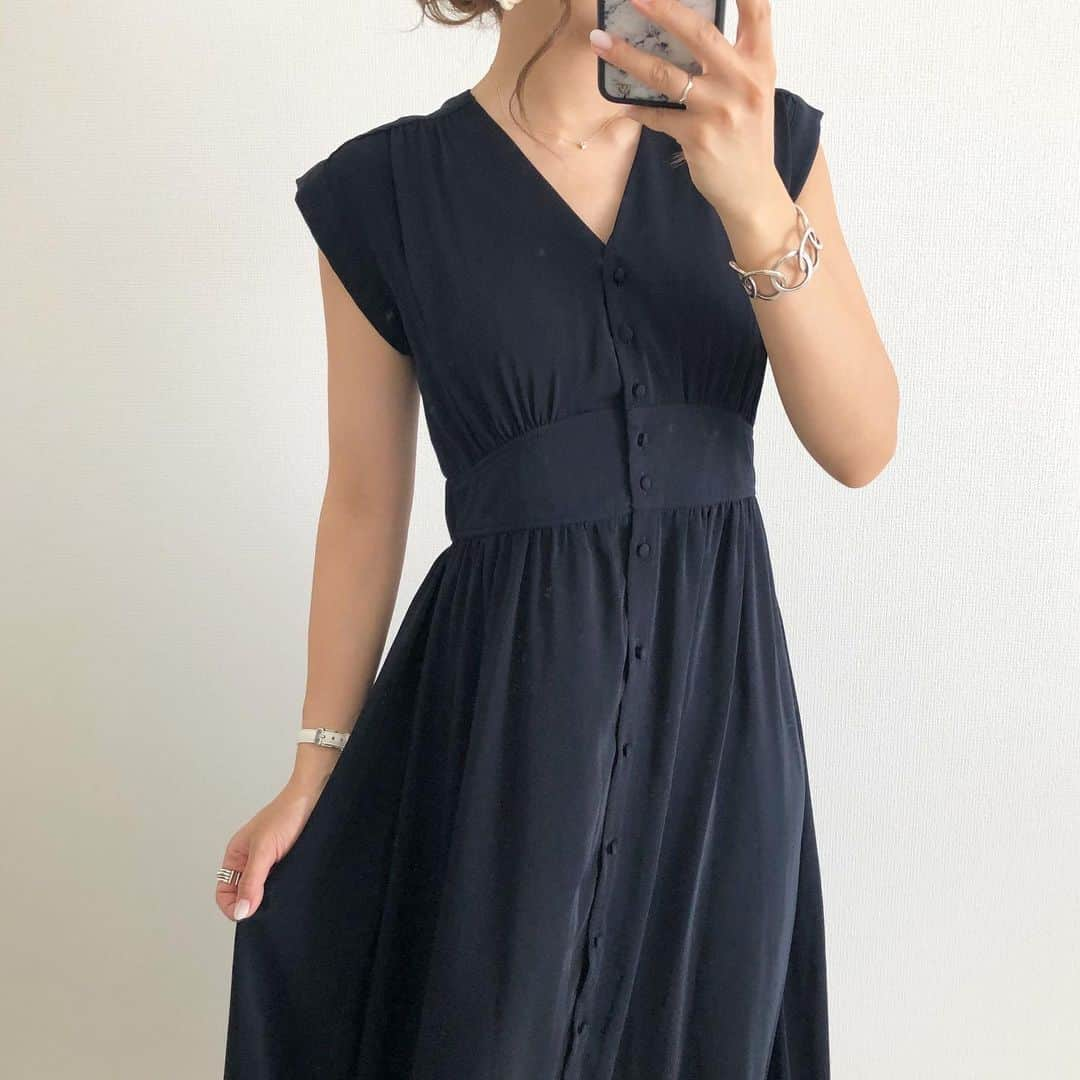 Miyoさんのインスタグラム写真 - (MiyoInstagram)「2019.8.7 ・ ネイビーの2wayワンピース👗 ウエストがキュッとしたデザインなので、スタイルを良く見せてくれます☺️✨ 高見えスカーフはGUでget💕 ・ 昨日のUNIQLOパンツ詳細と、今日のコーデ詳細をブログにUPしました❤️ ・ ワンピース… @FEERICHELU @joint_space #feerichelu#feerichelu_style#pr #ワイドリブブラタンクトップ …#UNIQLO#ユニクロ スキニー…#GU バッグ…#jandmdavidson スカーフ…#ジーユー サンダル… @sesto_shoes スニーカー…#コンバース アクセサリー…#楽天 時計…#ダニエルウェリントン ・ ・ ・ #ワンピース#ママコーデ#ママファッション#プチプラコーデ#プチプラファッション#シンプルコーデ#カジュアルコーデ#スニーカーコーデ#夏コーデ#UNIQLOコーデ#ユニクロコーデ#GUコーデ#gu購入品#楽天roomに載せてます#大人女子#大人可愛い#大人カジュアル#locari」8月7日 22時28分 - miyopu