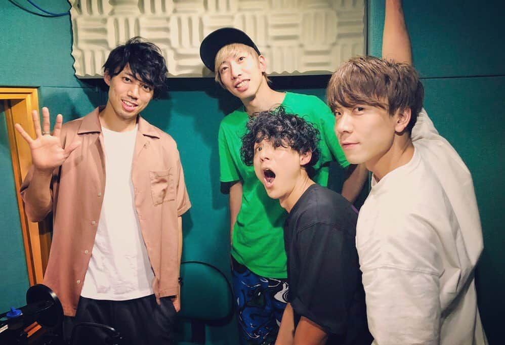 GOODWARPさんのインスタグラム写真 - (GOODWARPInstagram)「今夜もMusic Convoyありがと〜！ みんなの川柳、綺麗でした！！ 今日も4人でラジオできたことに感謝をして、これからwolf tapのMVを撮影しにいくよ。🎥 完成をお楽しみにね！ 来週はラジオで演奏しますー！  #goodwarp #mcw」8月7日 22時38分 - gdwp_goodwarp