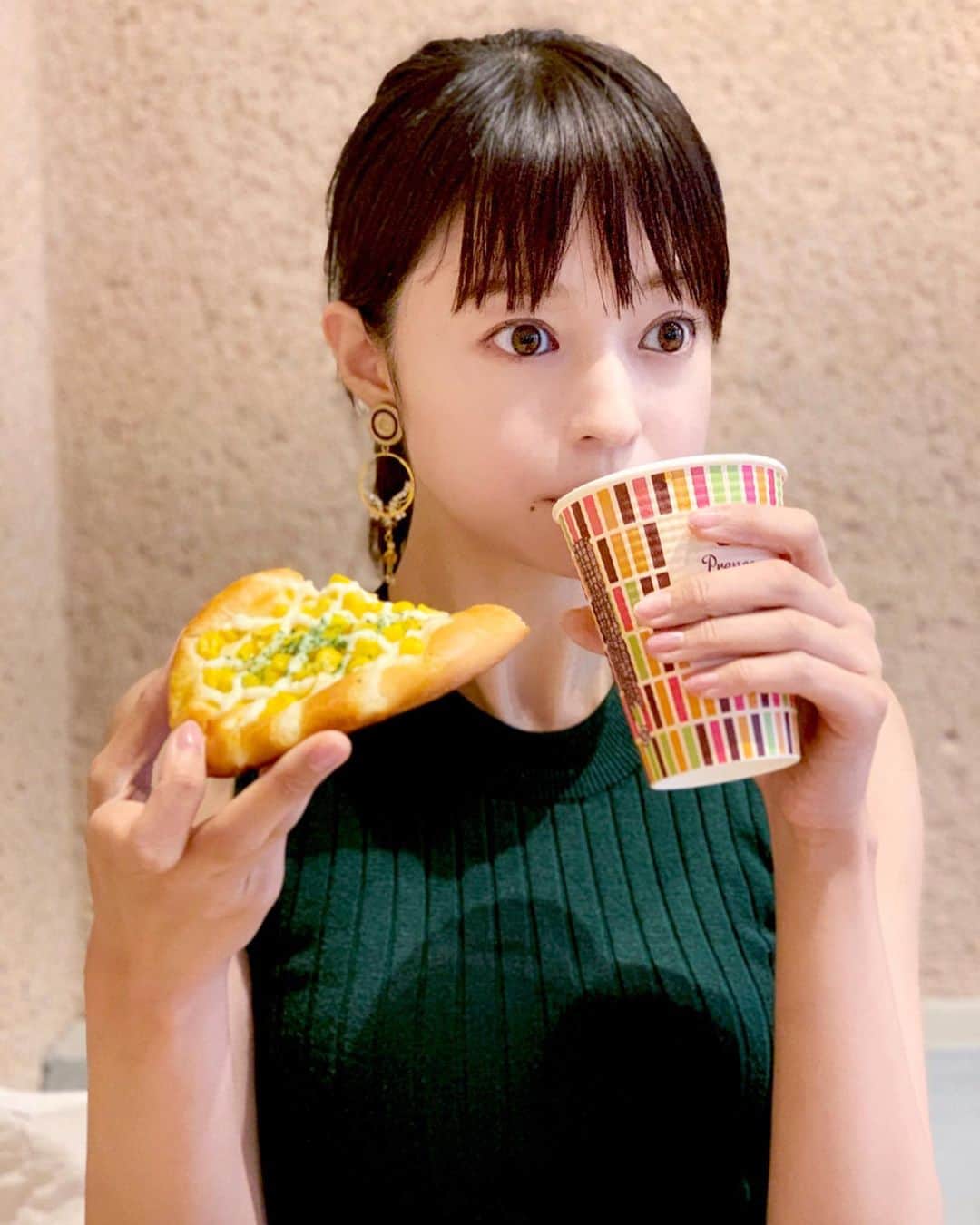 小林涼子さんのインスタグラム写真 - (小林涼子Instagram)「. ダイエット中の 炭水化物のような人になりたい . あら、 よく見たら口の横にパンの足跡ね 🥪🐾 #美味しい  #パン #ピザ #おやつ #炭水化物 #もぐもぐ #ダイエットは明日から #美容 #beauty #food #eat #worldfood #tokyo #tokyofoodtransit #tokyofoodtrip  #happy  #먹스타그램 #식사  #吃 #很好」8月7日 22時33分 - ryoko_kobayashi_ryoko