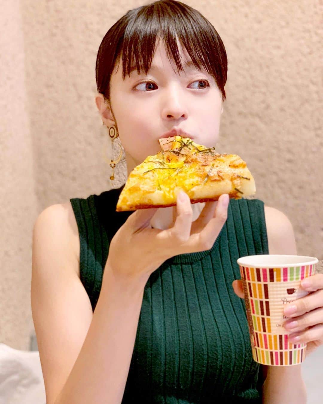 小林涼子さんのインスタグラム写真 - (小林涼子Instagram)「. ダイエット中の 炭水化物のような人になりたい . あら、 よく見たら口の横にパンの足跡ね 🥪🐾 #美味しい  #パン #ピザ #おやつ #炭水化物 #もぐもぐ #ダイエットは明日から #美容 #beauty #food #eat #worldfood #tokyo #tokyofoodtransit #tokyofoodtrip  #happy  #먹스타그램 #식사  #吃 #很好」8月7日 22時33分 - ryoko_kobayashi_ryoko
