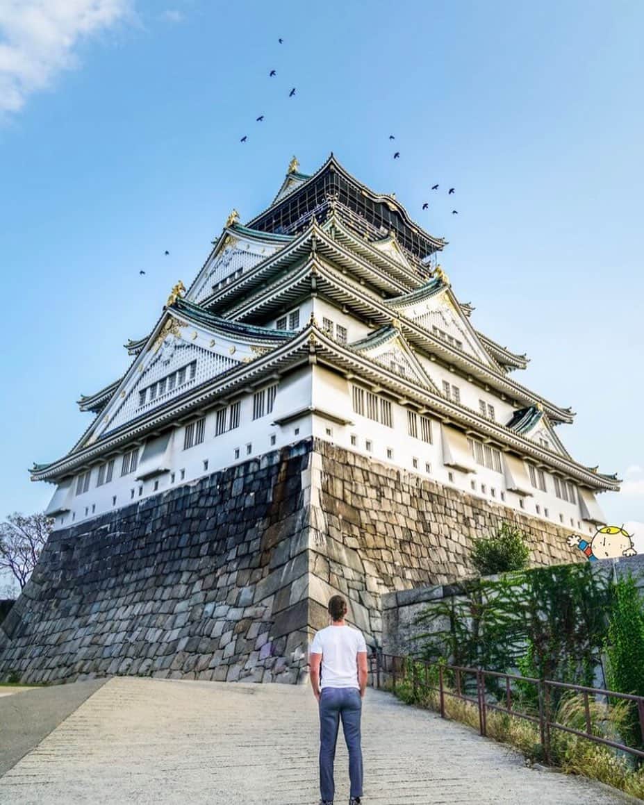 Osaka Bob（大阪観光局公式キャラクター）さんのインスタグラム写真 - (Osaka Bob（大阪観光局公式キャラクター）Instagram)「Hello Osaka Castle! You’re more beautiful every time I see you 😉 ⠀⠀⠀⠀⠀ 青空の中に堂々とそびえる大阪城天守閣！ 大阪に来たら絶対に外せないスポットの一つやで☆ ⠀⠀⠀⠀⠀ ————————————————————— #maido #OsakaJapan #大坂 #오사카 #大阪 #Оsака #Осака #โอซาก้า #withOsakaBob  #大阪観光 #visitjapan2019 #tourism #sightseeing #travelgram #travelinjapan #osakatrip #Оsака #Осака #โอซาก้า  #大阪旅行  #오사카여행 #日本景點 #osakacastle #大阪城」8月7日 22時34分 - maido_osaka_bob