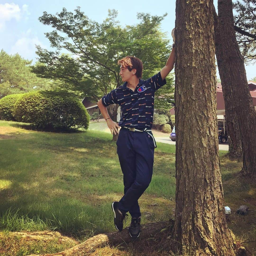 大倉士門さんのインスタグラム写真 - (大倉士門Instagram)「最近練習中のゴルフへ🏌️‍♂️ この日は関西のコース。 着々と上達してます。。。 いつかみんなにもスコアを公表できるようにしたい。 100切りましたー！とか言いたい。 全身championコーデで 励んでおります。新たな趣味です。 ゴルフやってる？🏌️‍♂️⛳️ #champion」8月7日 22時34分 - shimonsmile