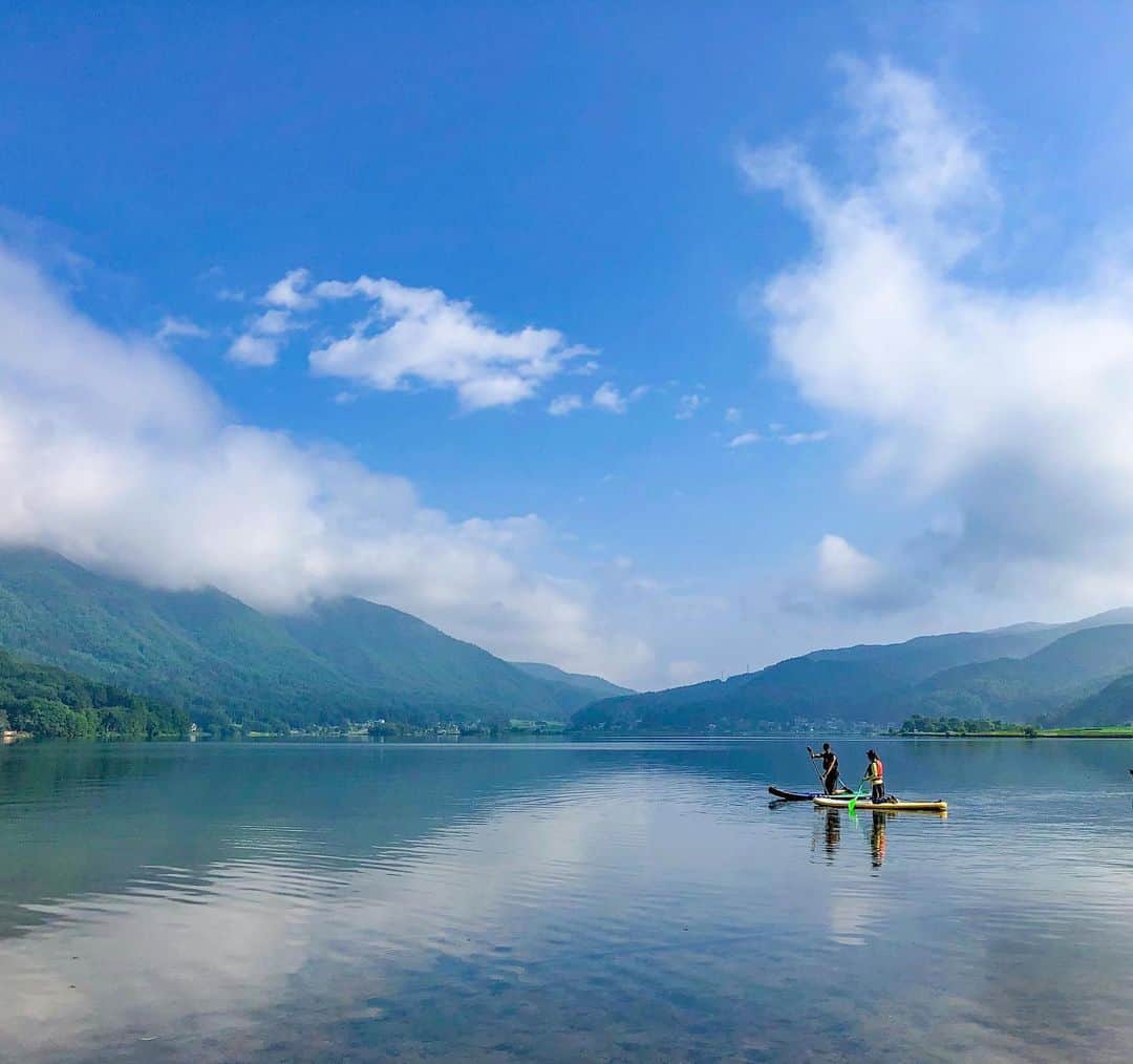 詩歩さんのインスタグラム写真 - (詩歩Instagram)「🏄﻿ ﻿ 長野の木崎湖で、SUP！！！﻿ SUP Paddleboarding in Lake Kizaki！﻿ ﻿ SUP（サップ）＝Stand Up Paddleの略。﻿ ﻿ 誰でも簡単に楽しめる、立ちサーフィンのようなアクティビティです。﻿ ﻿ 5年ぶりのSUPでドボンしないか心配だったけど﻿ 穏やかな #木崎湖 だったからスイスイ楽しめました✌﻿ ﻿ ﻿ 2枚目の写真、水面の反射がキレイでしょ〜😍👏﻿ ﻿ 今の時期なら、睡蓮の花を見ながらSUPも！﻿ 午後には花が閉じちゃうんので、午前中にやるのがオススメです📷﻿ ﻿ 📺﻿ ﻿ 春夏2回訪れた長野・大町市の旅の模様は、9月に長野朝日放送にて放送予定です。﻿ 長野県限定ですが、地元の方はぜひご覧くださいね♪﻿ ﻿ ﻿ @shiroumaoutdoor_company﻿ 📷30th July 2019﻿ 📍木崎湖／長野県大町市﻿ 📍Lake Kizaki／Nagano Japan﻿ ﻿ ﻿ ﻿ ©詩歩／Shiho」8月7日 22時36分 - shiho_zekkei