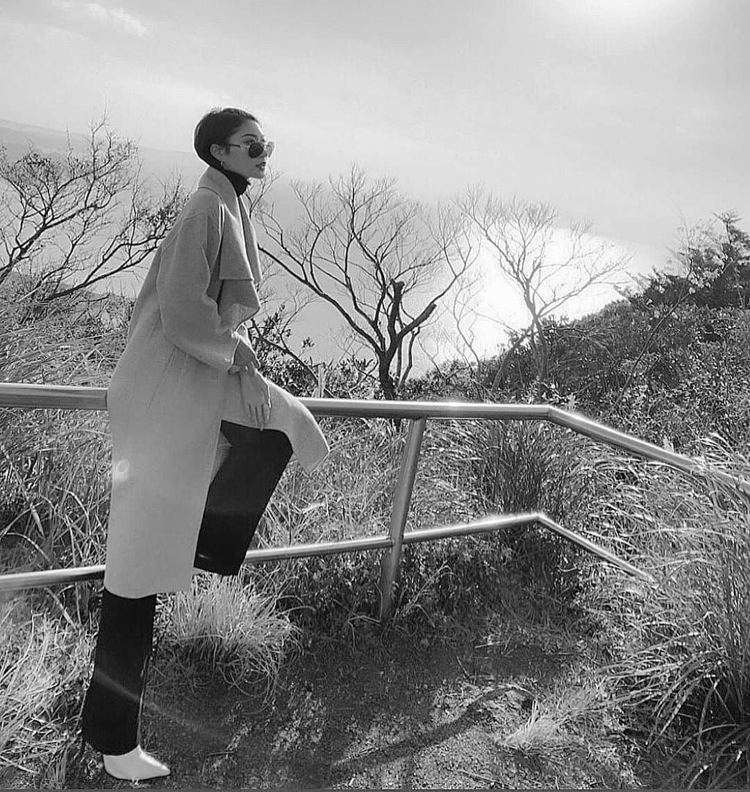 浅野琳のインスタグラム：「... ✌︎ “‪卵巣のう腫” ‬の手術の為 ‪少しばかり入院生活を送っておりました。 ‪入院中LINEやDMが鳴り止まない程の 沢山の方々からのお見舞いメッセージ、 わざわざ足を運んでくださった方々、 入院中読む本まで買ってくれた友人も、 「私も検診行ってみる」と言ってくれた方も 中にはいてくれました。 健康が一番、早期発見、これが何よりです。 関係者の皆様、周りの方々 大変ご心配ご迷惑をおかけ致しました。 もう入院はこりごりです✌︎‬ #卵巣のう腫　#浅野琳」