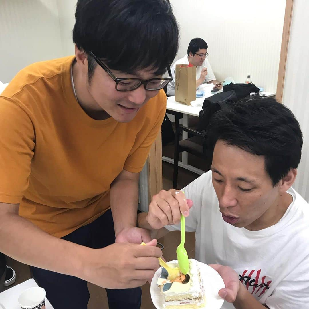 宮戸洋行さんのインスタグラム写真 - (宮戸洋行Instagram)「大宮セブンライブにて少し早めの誕生日祝いしていただきました！僕の顔部分は囲碁将棋根建さんとつき大波くんが、胴体部分は福井くんが周りのフルーツ部分を差し置いて食べてくれました！いや、なんで？」8月7日 22時47分 - hiroyuki_gag