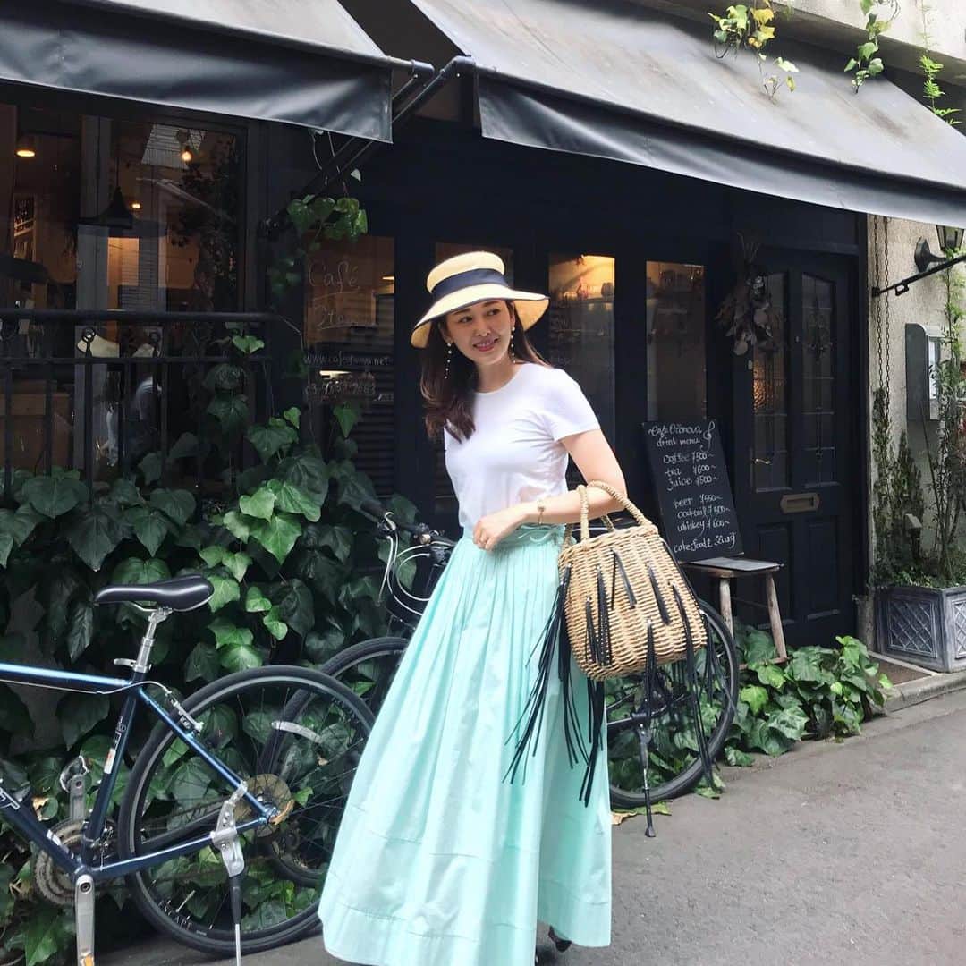 のインスタグラム：「. 友人とかっぱ橋に行ってきました！ 大量のキッチン雑貨に大興奮(笑) . 若者の聖地が原宿で、 おばあちゃんの聖地が巣鴨なら… . ここは主婦の聖地ではなかろうか！？ と興奮気味に思いましたが、、 . 正しくは外食産業のプロの聖地でしょうかね😅 . 小売もしているので、 あちこち覗いたりしてすごく楽しかった。 私は蒸し料理用のせいろと、お椀を買いました。 . . そして友人が調べてくれた 近くのカフェが可愛くて大ヒット。 ケーキもすごく美味しかった✨ #cafeotonova . カフェもまだ色々あるみたいだし、 食器も見足りないから再訪したいなぁ。 . 買わなかったけど面白かったお皿は ストーリーに載せてます❣️ . . #合羽橋#かっぱ橋 #帰宅後の頭痛 #軽い熱中症 ？ #夢中になり過ぎた」