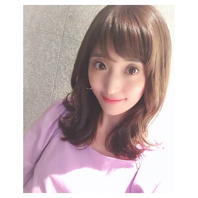 川口智美のインスタグラム：「3週間に一回のメンテナンス。  カラー＆カットをして来ました💇‍♀️ トーンダウンして #アッシュ 系に✨ 艶々になりましたよ〜⛱ 柳平さん今回も有難うございます🌻  #zacc #hairsalon #omotesando  #color #cut #巻き髪 #ゆるふわ #ザック #ヘアサロン #カット #カラー #表参道 #表参道ヘアサロン」
