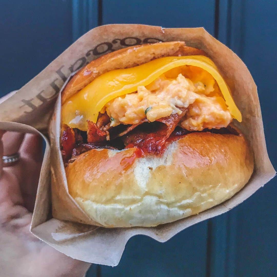 のインスタグラム：「What kind of #eggslut are you? I’m the basic one 🙋🏻‍♀️ with my bacon egg and cheese in a brioche bun. That bacon was sooooooo crispy 😍 But tbh, everything here was #eggcellent  You may or may not have seen this all over your social media this week, but the hype is real - LA’s hottest egg buns have finally arrived in the UK!! More on stories 🍳 📷 @verna.banana #invite #eggs #eggporn #puns #losangeles #newopening #breakfast #brunch #vibes #sogood #tasty #yum」