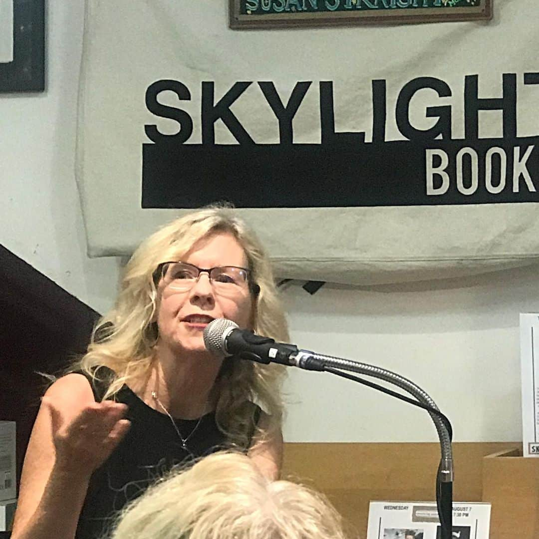 ジェニファー・ビールスさんのインスタグラム写真 - (ジェニファー・ビールスInstagram)「Spent such a beautiful night with my brilliant friend #susanstraight Getting to hear her talk about her newest book #inthecountryofwomen with Pat Morrison was a balm to my soul. @skylightbooks」8月7日 23時01分 - thejenniferbeals