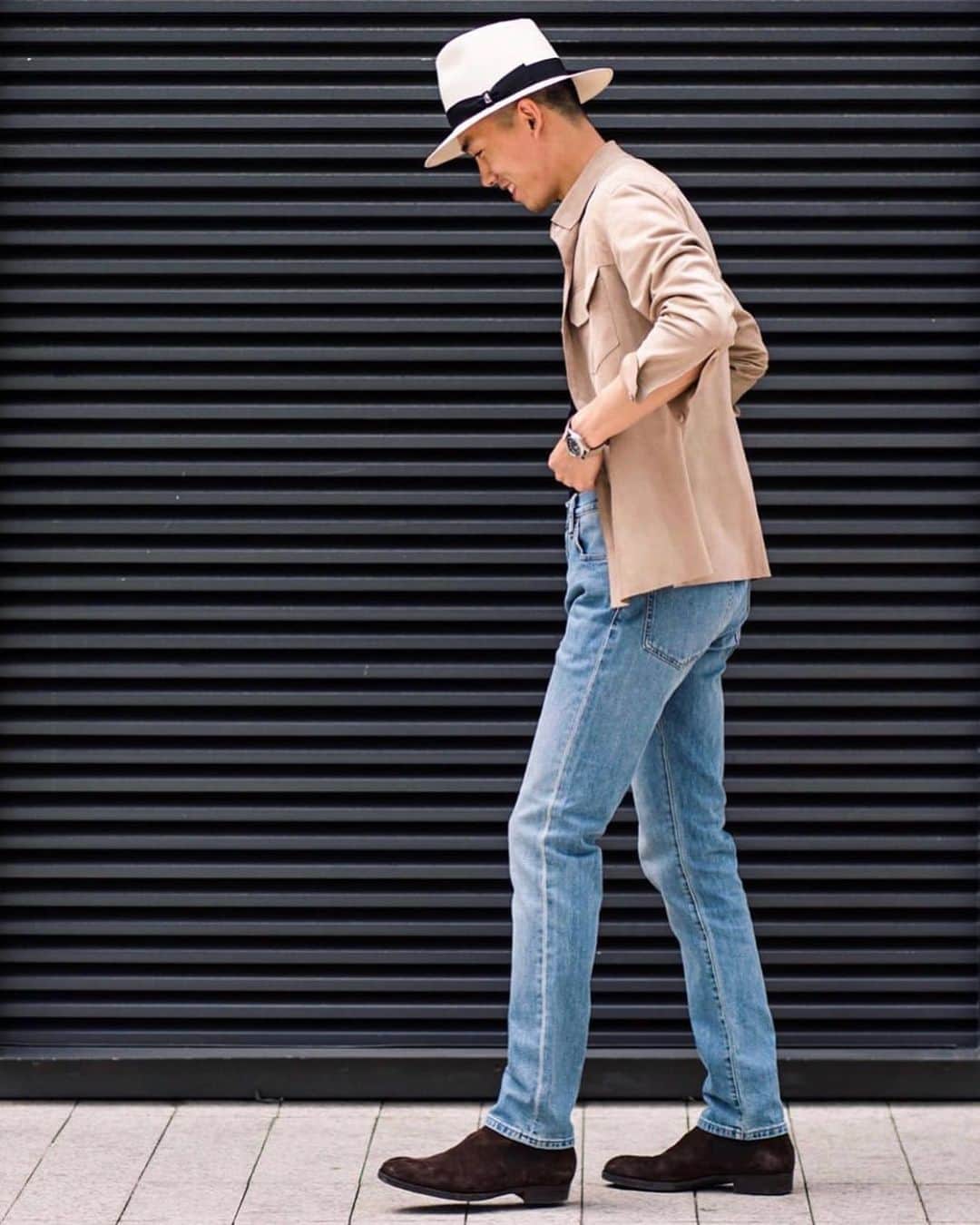 のインスタグラム：「Hear the call of the wild in the concrete jungle with our Chelsea Boot Mod. 400.  Here showcased by @mr.sky.ch  #mysaintcrispins #saintcrispins #chelseaboots #boots #onlyforgentlemen #shoes #shoeaddict #shoestagram #agentlemanschoice #shoeporn #madebyhand #handwelted #shoes #handmadeshoes #gentlemanstyle #sartorialist #forgentlemenonly #sartorial #handmade #mensshoes #shoeporn #instashoes #dapper #menstyle #menshoes #shoelover #shoeshine #shoepolish #suedeshoes」