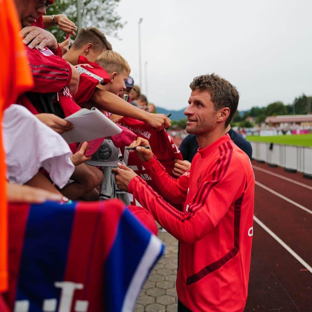 トーマス・ミュラーさんのインスタグラム写真 - (トーマス・ミュラーInstagram)「Great weather, perfect conditions, fully motivated - training camp in Rottach-Egern/Bavaria 👍🏼😀💪 #fcbayern #esmuellert #trainingmotivation #thomasmüller #miasanmia #dahoamisdahoam」8月7日 23時13分 - esmuellert