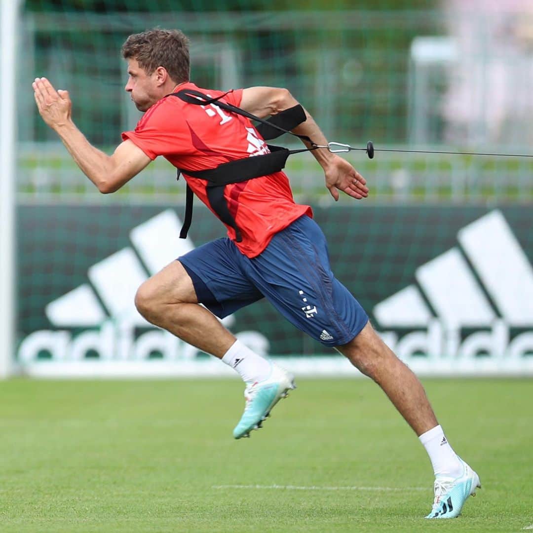 トーマス・ミュラーのインスタグラム：「Great weather, perfect conditions, fully motivated - training camp in Rottach-Egern/Bavaria 👍🏼😀💪 #fcbayern #esmuellert #trainingmotivation #thomasmüller #miasanmia #dahoamisdahoam」