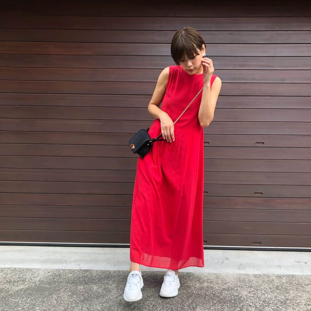 のインスタグラム：「. . todays code😋💕 お気に入りのワンピースにスニーカーを🙆🏻‍♀️✨ . . #ootd #fashion #code #longchampsneaker #ロンシャン」