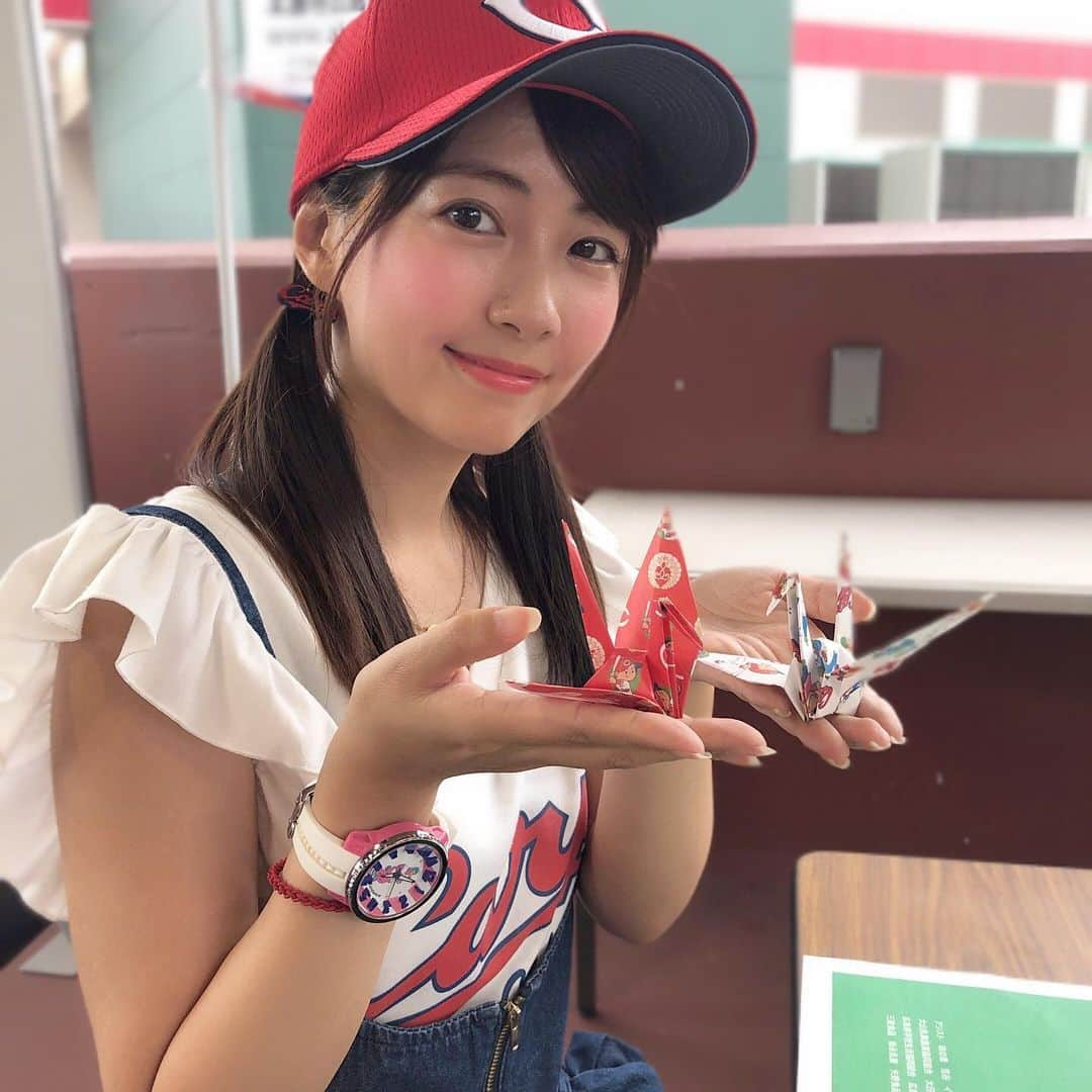 うえむらちかさんのインスタグラム写真 - (うえむらちかInstagram)「マツダスタジアムで行われた #ピースナイター で #折り鶴 を折らせてもらいました🕊﻿ ﻿ #千羽鶴 になって願いが届くといいな✨﻿ ﻿ ﻿ カープのPEACE折り紙もとっても可愛かったです💕﻿ ﻿ ﻿ #ピースナイター2019﻿ #インスタ野球女子 #カープ女子 #マツダスタジアム﻿ #平和 #8月6日﻿ #peace」8月7日 23時06分 - uemurachika