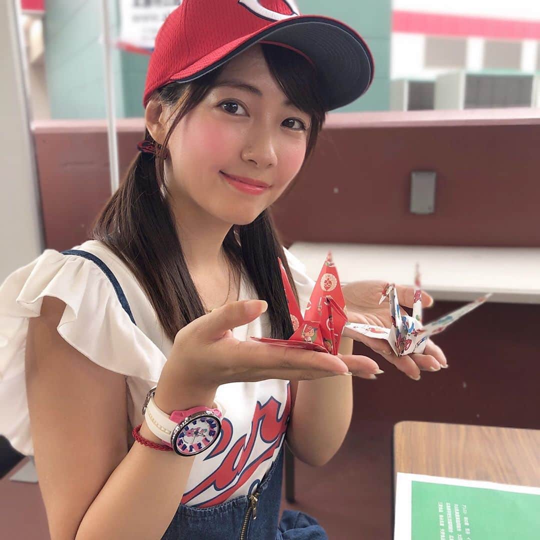うえむらちかのインスタグラム：「マツダスタジアムで行われた #ピースナイター で #折り鶴 を折らせてもらいました🕊﻿ ﻿ #千羽鶴 になって願いが届くといいな✨﻿ ﻿ ﻿ カープのPEACE折り紙もとっても可愛かったです💕﻿ ﻿ ﻿ #ピースナイター2019﻿ #インスタ野球女子 #カープ女子 #マツダスタジアム﻿ #平和 #8月6日﻿ #peace」