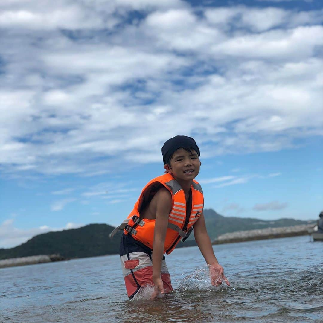 大西宏明さんのインスタグラム写真 - (大西宏明Instagram)「毎年恒例の夏休みの過ごし方🌊  #夏休み #楽園 #最高の場所 #雅ジィジ #別荘 #ジャクジー #bbq  #海 #海の家  #息子 #娘 #大はしゃぎ #夏の思い出 #素敵な時間 #トミーズ雅 さん #クミちゃん #いつも有難うございます #smile #ほなっ！！」8月7日 23時09分 - ohnishi_hiroaki_0428