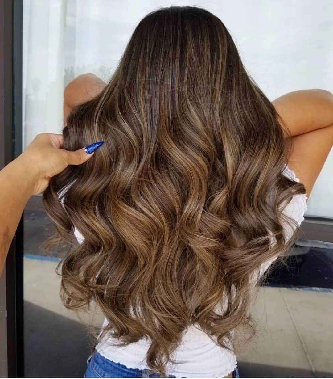 CosmoProf Beautyさんのインスタグラム写真 - (CosmoProf BeautyInstagram)「Drooling over this Honey Caramel Drizzle 🍯🤤⁣ ⁣ @beautybyshorty kept some of her client's beautiful natural color in between for dimension, while bringing in some lighter pieces all over. Toned her down to a warm honey using @ruskhaircare #Deepshine 7.003NW & 8.13B 🙌⁣ ⁣ Find Rusk color, care & styling products at #cosmoprofbeauty where you are #licensedtocreate⁣⁣ ⁣ #repost #ruskcolor #ruskhaircare #brunettehair #balayagedhair #brunettebalayage #dimensionalbrunette」8月7日 23時10分 - cosmoprofbeauty
