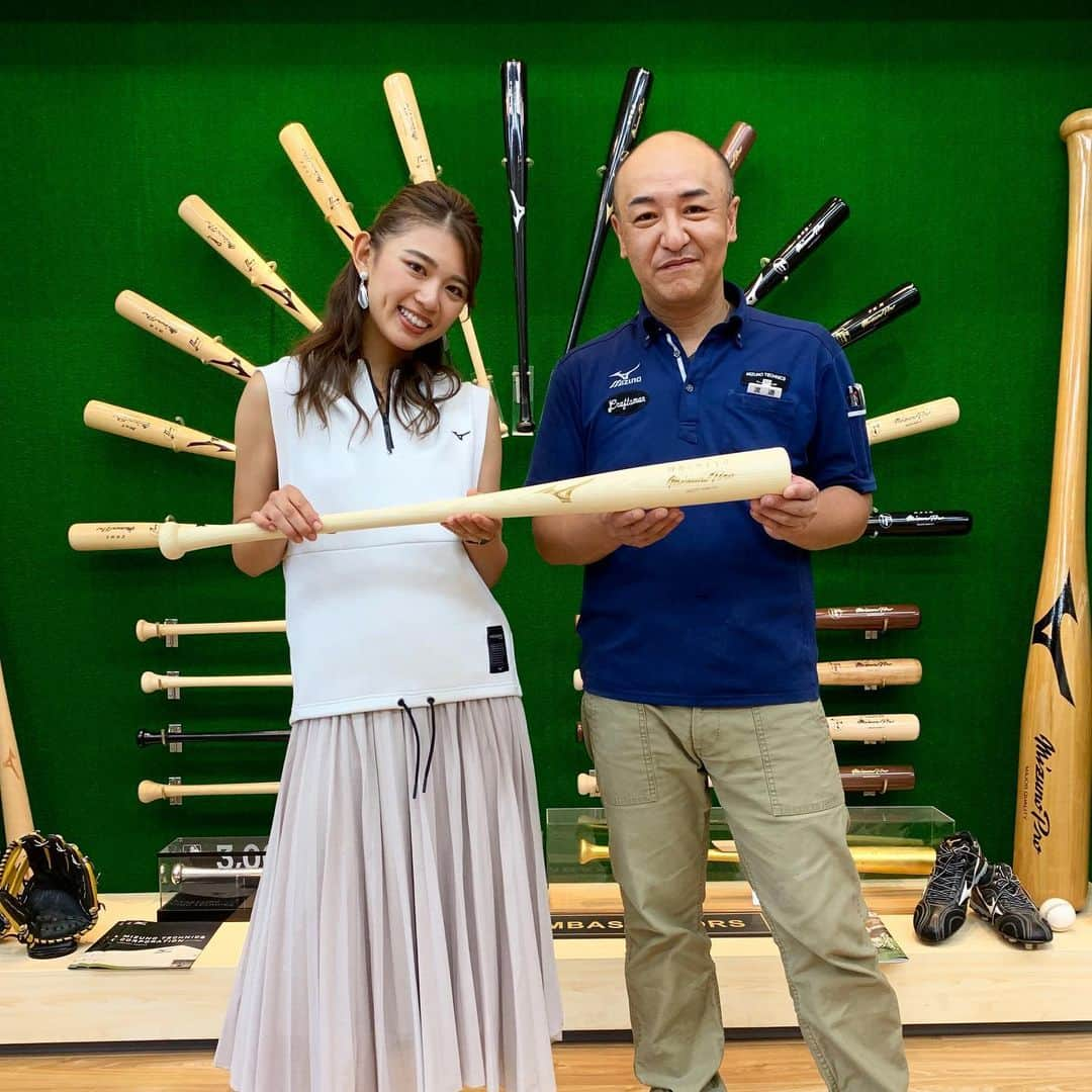 坪井ミサトさんのインスタグラム写真 - (坪井ミサトInstagram)「. . 岐阜県にある 「ミズノテクニクス株式会社」 養老工場へ行ってきました☺️ そしてバット工房を 見学させて頂きました✨ . なんとバット職人の渡邉さんに イチローさんモデルの オリジナルバットを作って頂きました😭 ＊詳しくは後日動画で載せますね♪ . バットが出来上がるまで ここまで職人さんの手間が かかっているとは知らず、 本当に貴重な経験をさせて頂きました🥺 このバットは私の宝物です🥰 . 本日私が体験した 「バット製作実演」 が 8月9日（金）、8月10日（土) 11:00～、13:30～、15:00～（1時間程度） 東京ドーム内の野球殿堂博物館にて行われます👏 申し込み無しでご参加いただけます♪ 是非お子さんがおられる方は 自由研究の題材にオススメですよ〜☺️ . @mizunobaseball_jp  @mizunojp . .  #ミズノテクニクス株式会社 #ミズノ #mizuno #バット工房 #オリジナルバット #イチローさんモデル #野球 #野球女子 #fitness #fitnessgirl #run #running #始球式 #名古屋ドーム」8月7日 23時11分 - misato1030