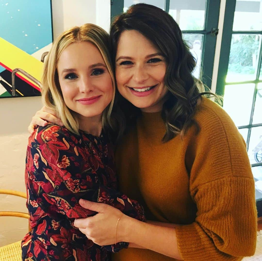 ケイティ・ロウズさんのインスタグラム写真 - (ケイティ・ロウズInstagram)「For more on breastfeeding head on over to @katiescrib and take a listen to this gal! @kristenanniebell taught me SO much and made me laugh my ass off. You can hear about both our breastfeeding journeys in full detail. As well as my girl & makeup genius @jamiemakeup who shares her beautiful story of choosing a different path. Breastfeeding is a huge and triggering topic for a lot of mamas so it’s a two parter podcast episode and lactation specialist Linda Hanna is part 2. Enjoy! 🍼 LINK IN BIO 🍼 #worldbreastfeedingweek」8月8日 4時44分 - ktqlowes