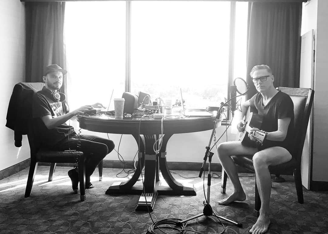 のインスタグラム：「Recording in the hotel today #roomservice #mobilerecording #bryanadamsshinealight」