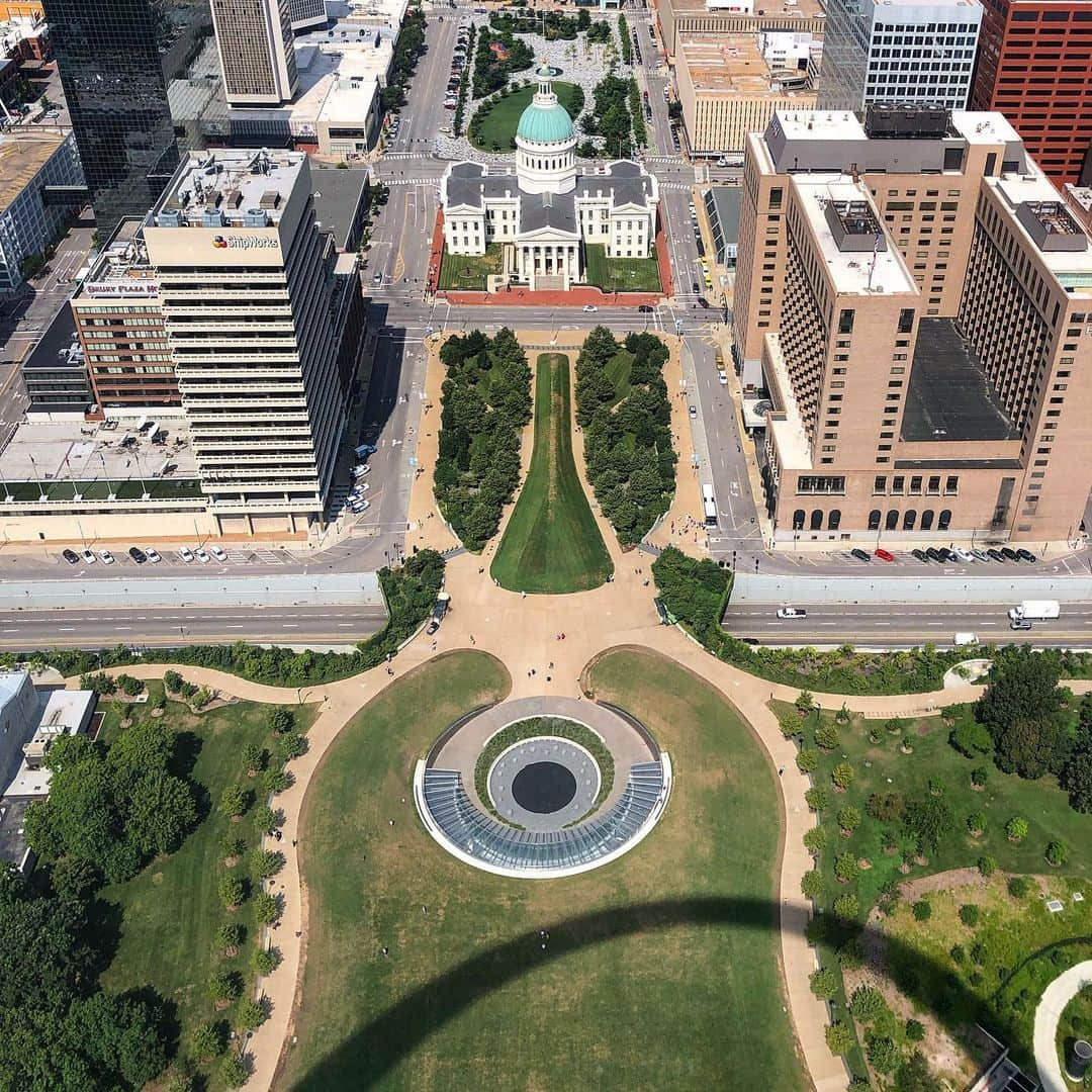 Jason G. Sturgillさんのインスタグラム写真 - (Jason G. SturgillInstagram)「The view from the top of the arch looks like a face with a beard. #eerosaarinen #iseefaces #pareidolia」8月8日 4時40分 - jgspdx